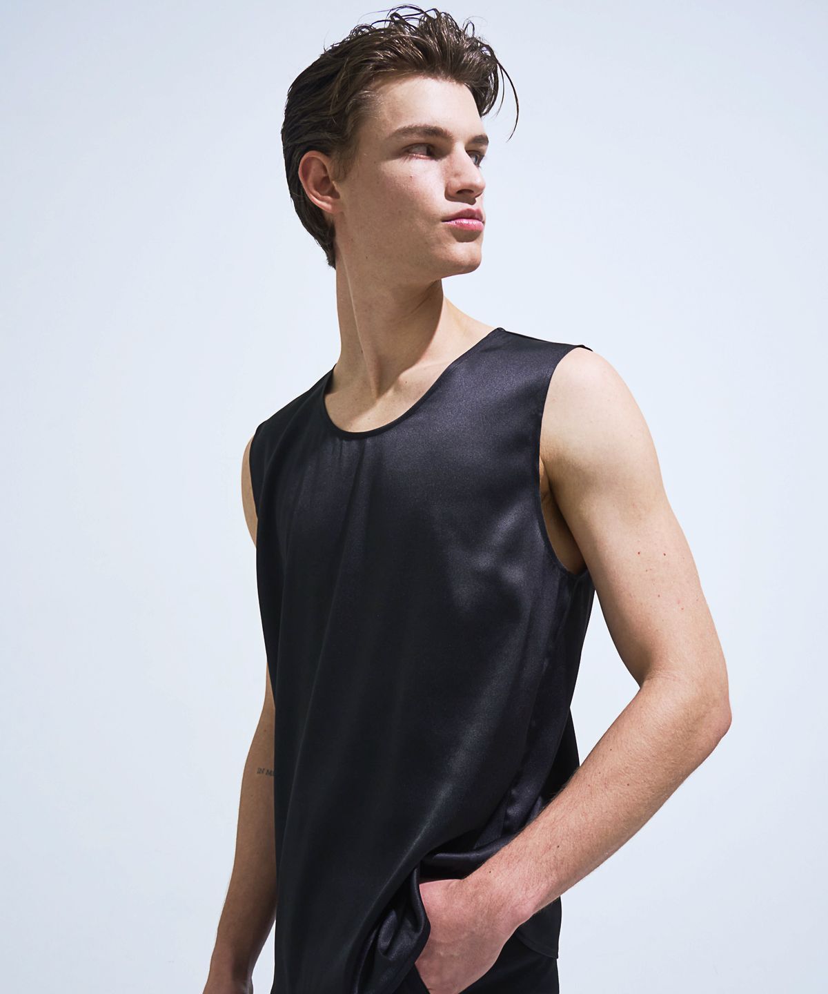 페크(PEQ) SATIN SLEEVELESS TOP (BLACK)