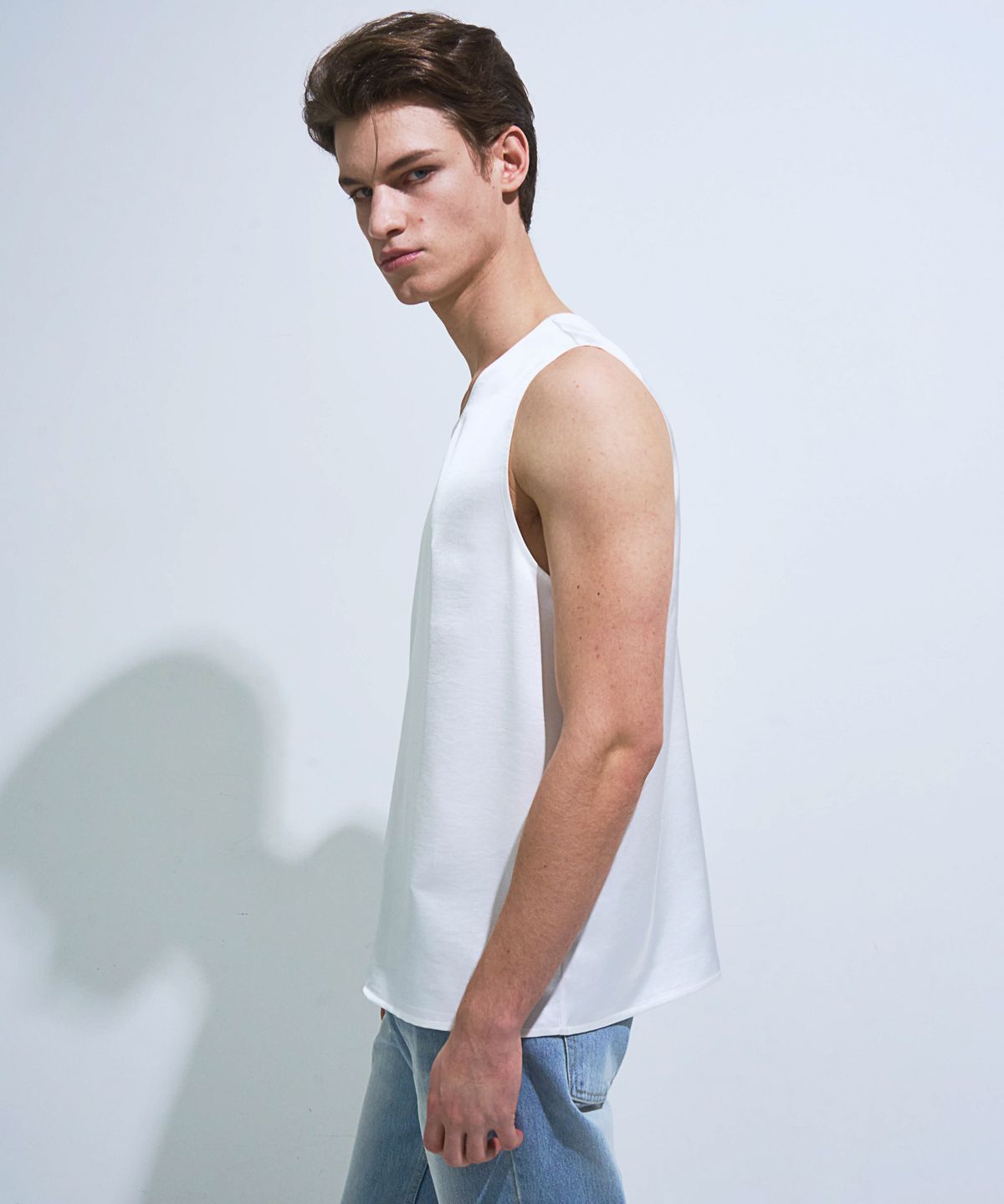 페크(PEQ) SATIN SLEEVELESS TOP (WHITE)