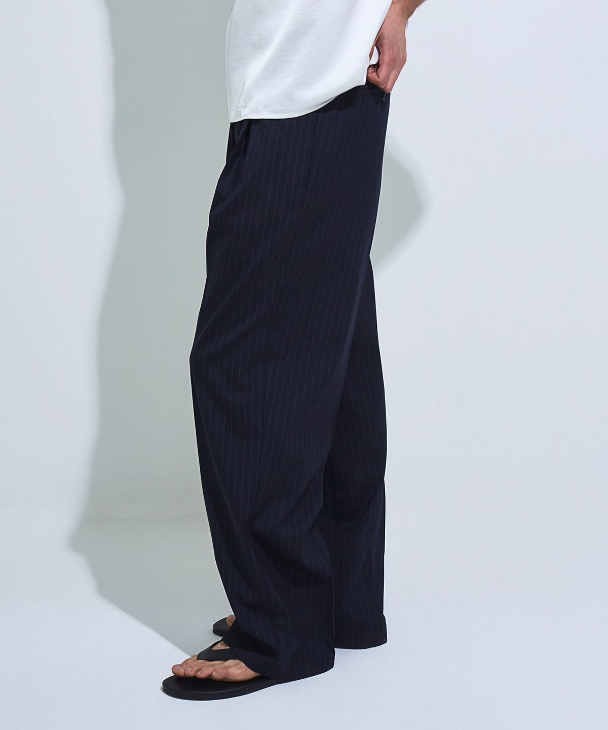 페크(PEQ) STRIPE WIDE FIT TROUSERS (NAVY)