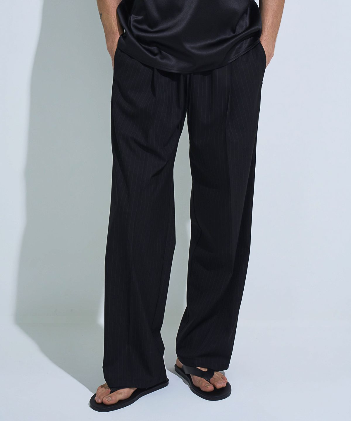 페크(PEQ) STRIPE WIDE FIT TROUSERS (BLACK)