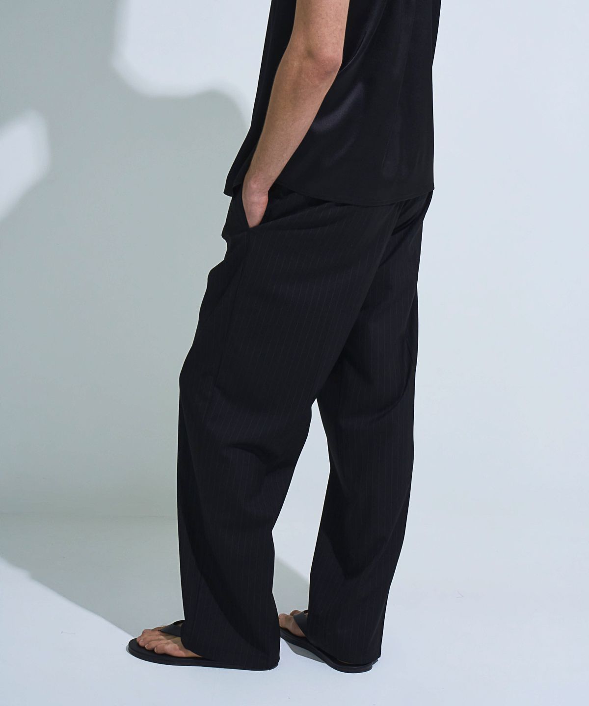 페크(PEQ) STRIPE WIDE FIT TROUSERS (BLACK)