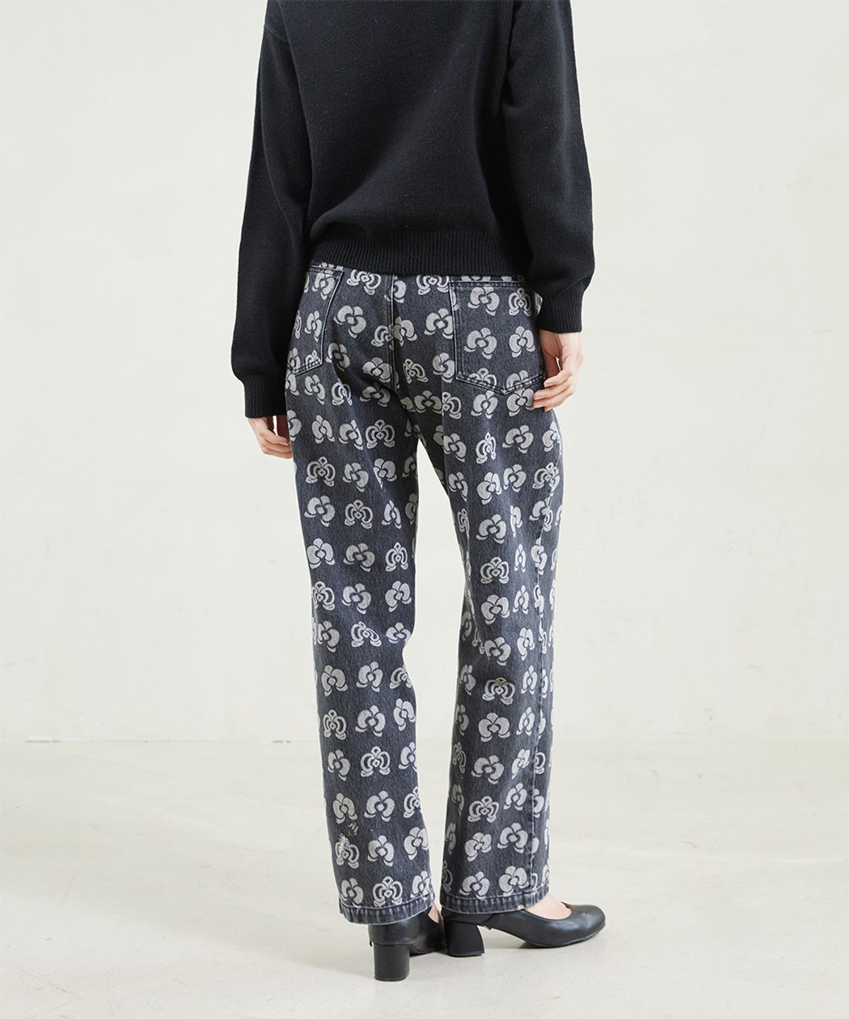 유지옷(YUJEEOT) 호접란 로고 스트레이트 블랙 데님 (UNISEX)