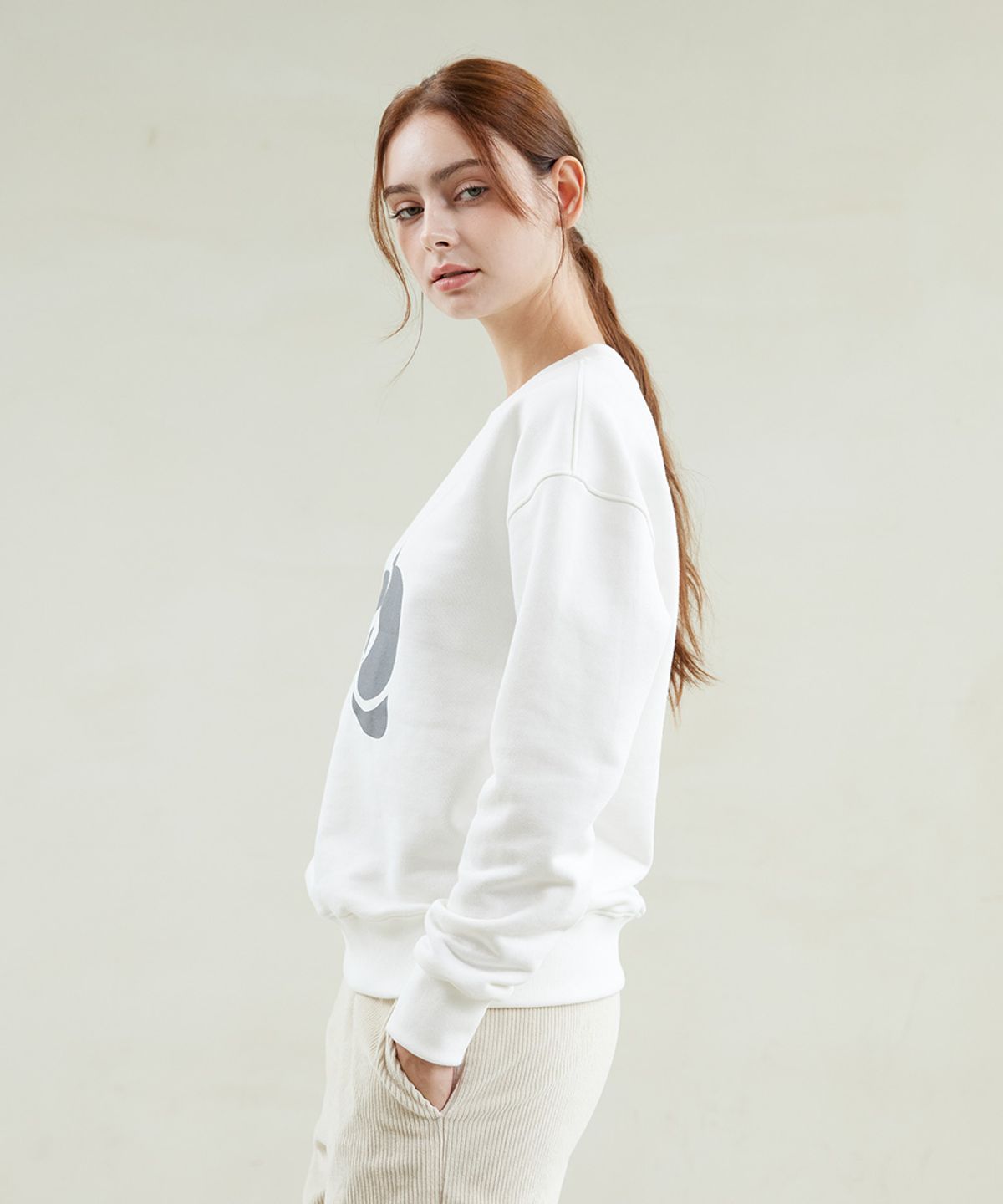 유지옷(YUJEEOT) 호접란 로고 스웻셔츠  (2 colors)