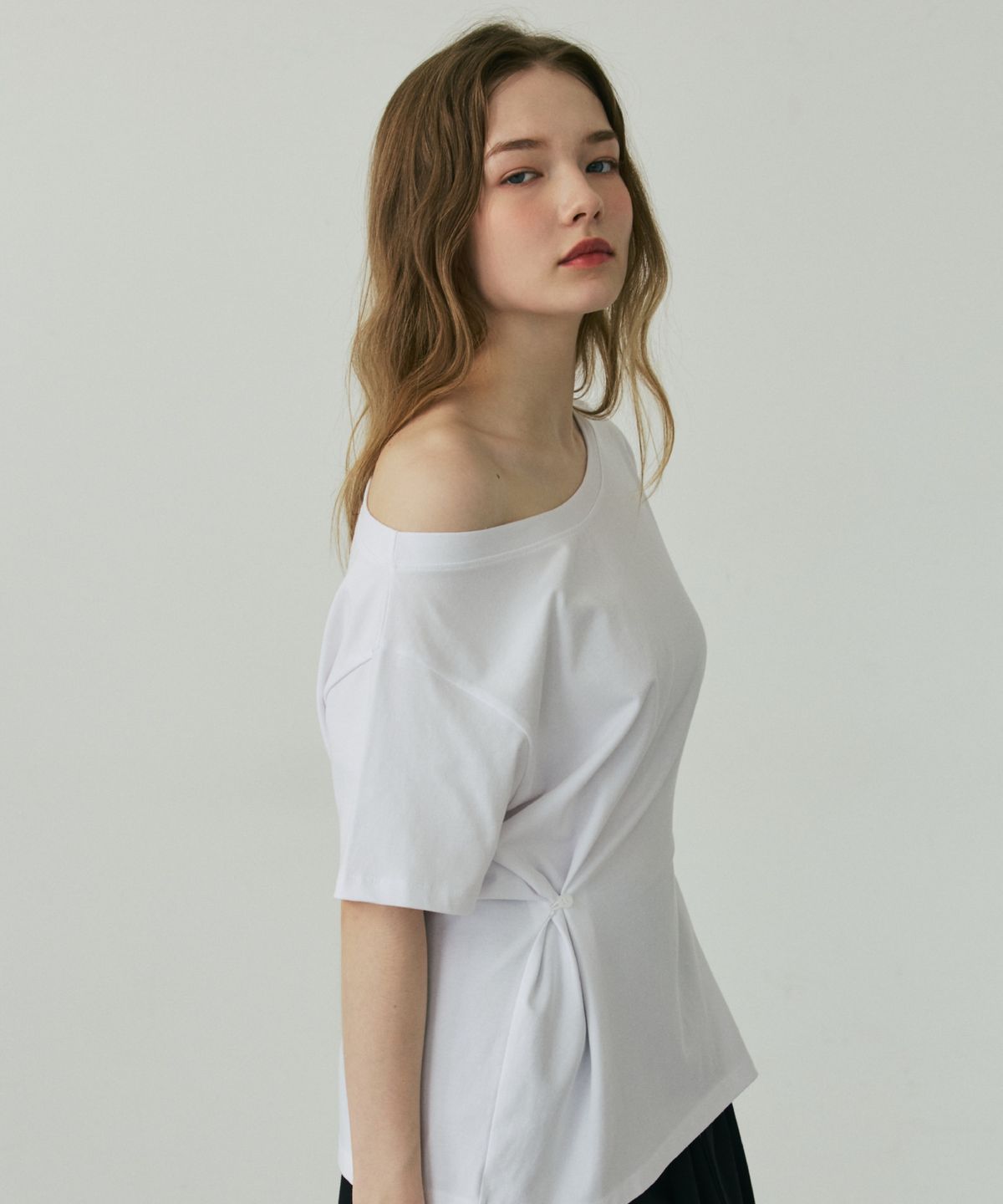 린테(LYNTE) 버튼 라인 티셔츠 화이트