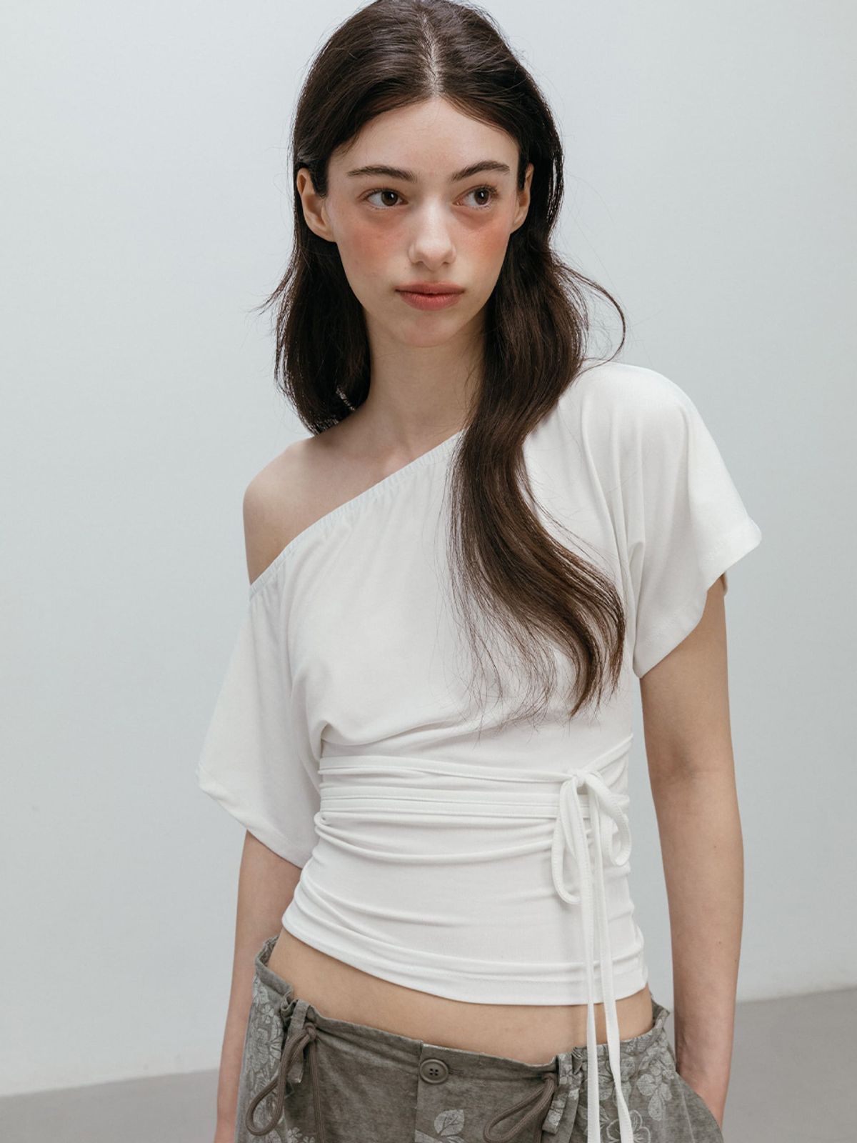 모이페어(MOIFAIRE) OFF SHOULDER STRAP T-SHIRT / WHITE