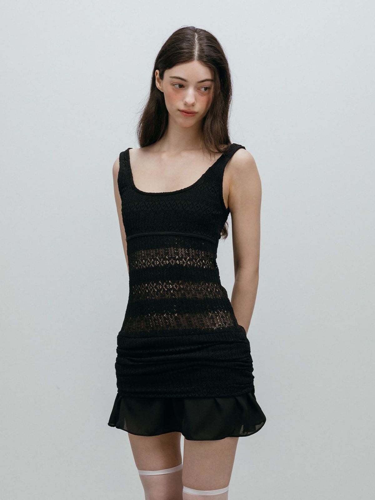 모이페어(MOIFAIRE) CROCHET SHIRRING MINI DRESS / BLACK