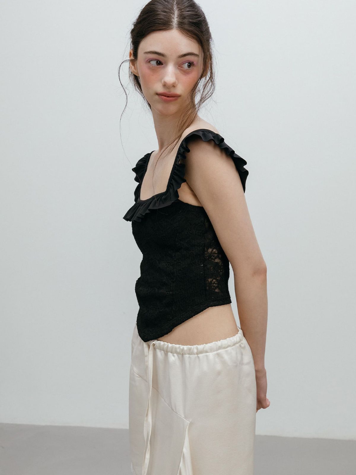 모이페어(MOIFAIRE) FRILL LACE SLEEVELESS / BLACK