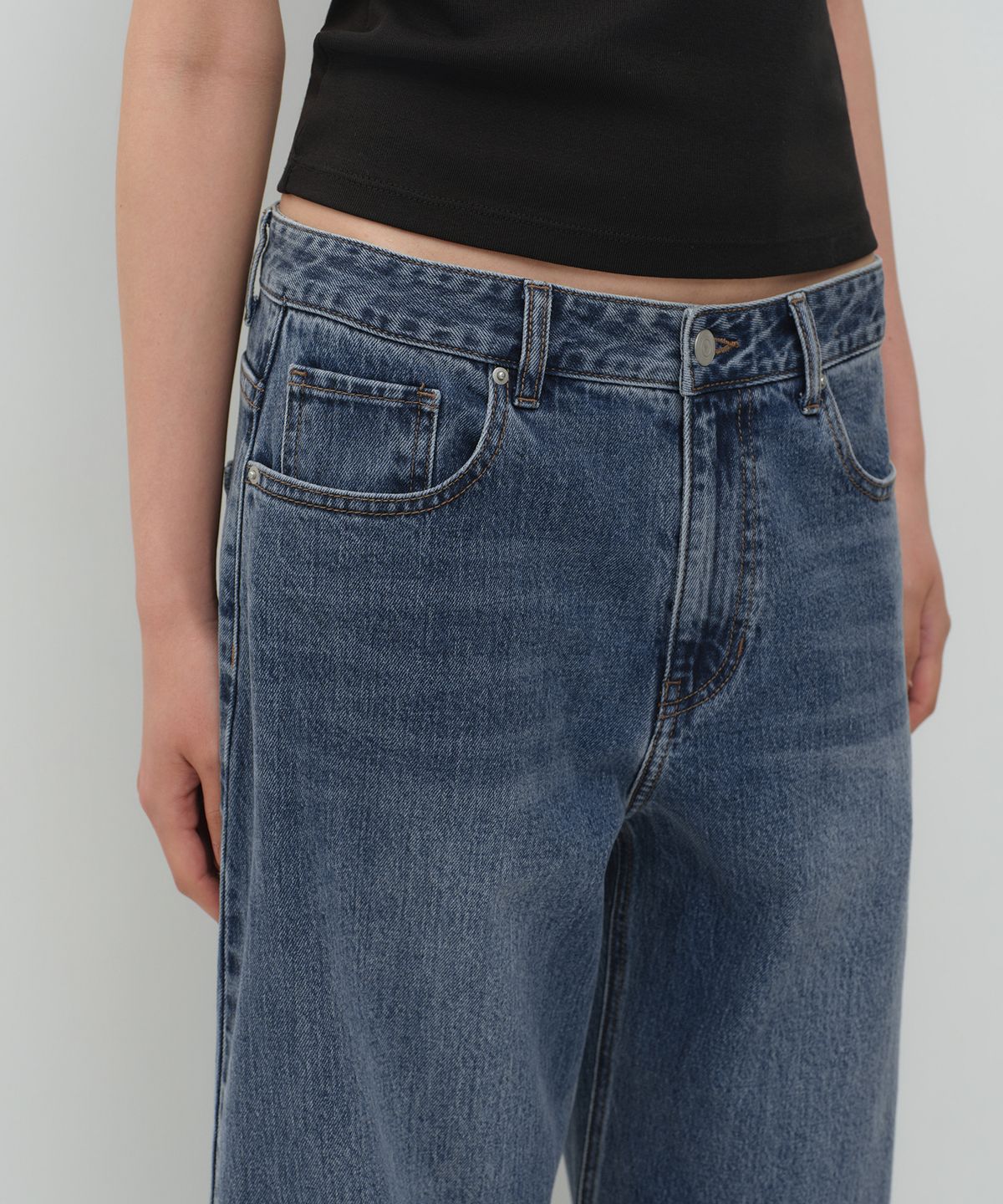 무신사 스탠다드 우먼(MUSINSA STANDARD WOMAN) 우먼즈 에센셜 커브드 데님 팬츠 [미디엄 인디고]