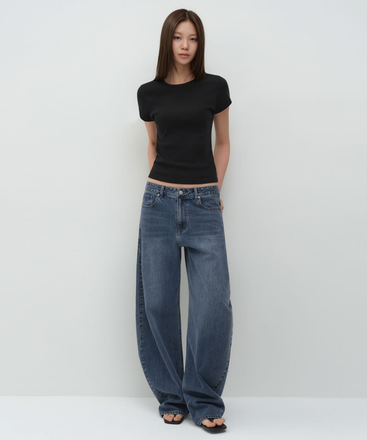무신사 스탠다드 우먼(MUSINSA STANDARD WOMAN) 우먼즈 에센셜 커브드 데님 팬츠 [미디엄 인디고]