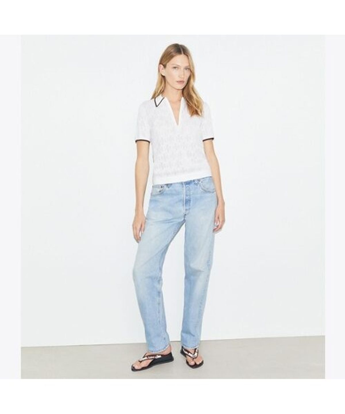 토리버치(TORYBURCH) 티 모노그램 코튼 포인텔 집 폴로 - 화이트 / 커피
