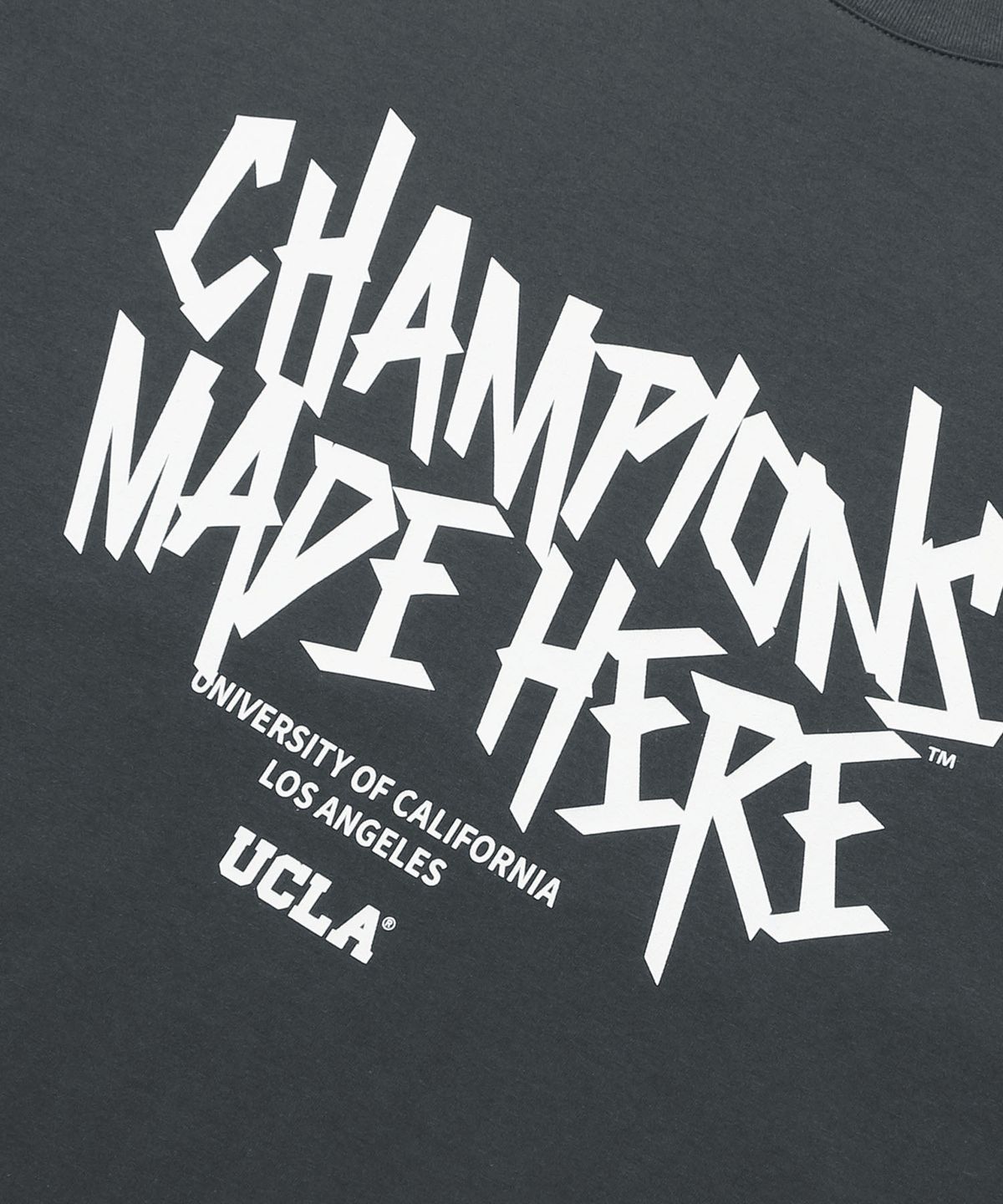 유씨엘에이(UCLA) 남녀공용 UCLA 브러쉬 그래피티 레터링 오버핏 티셔츠(2COLOR)(UC6STA6)