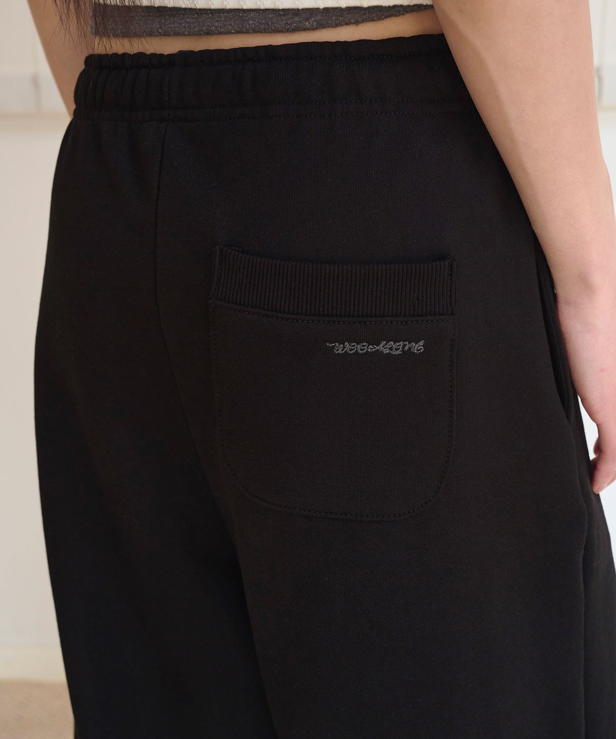 우알롱(WOOALONG) Balloon capri sweat pants -BLACK