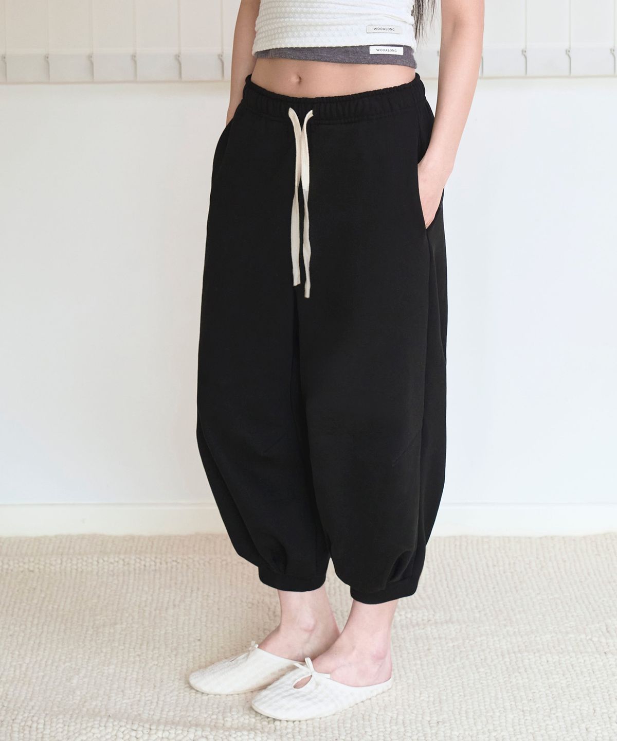 우알롱(WOOALONG) Balloon capri sweat pants -BLACK