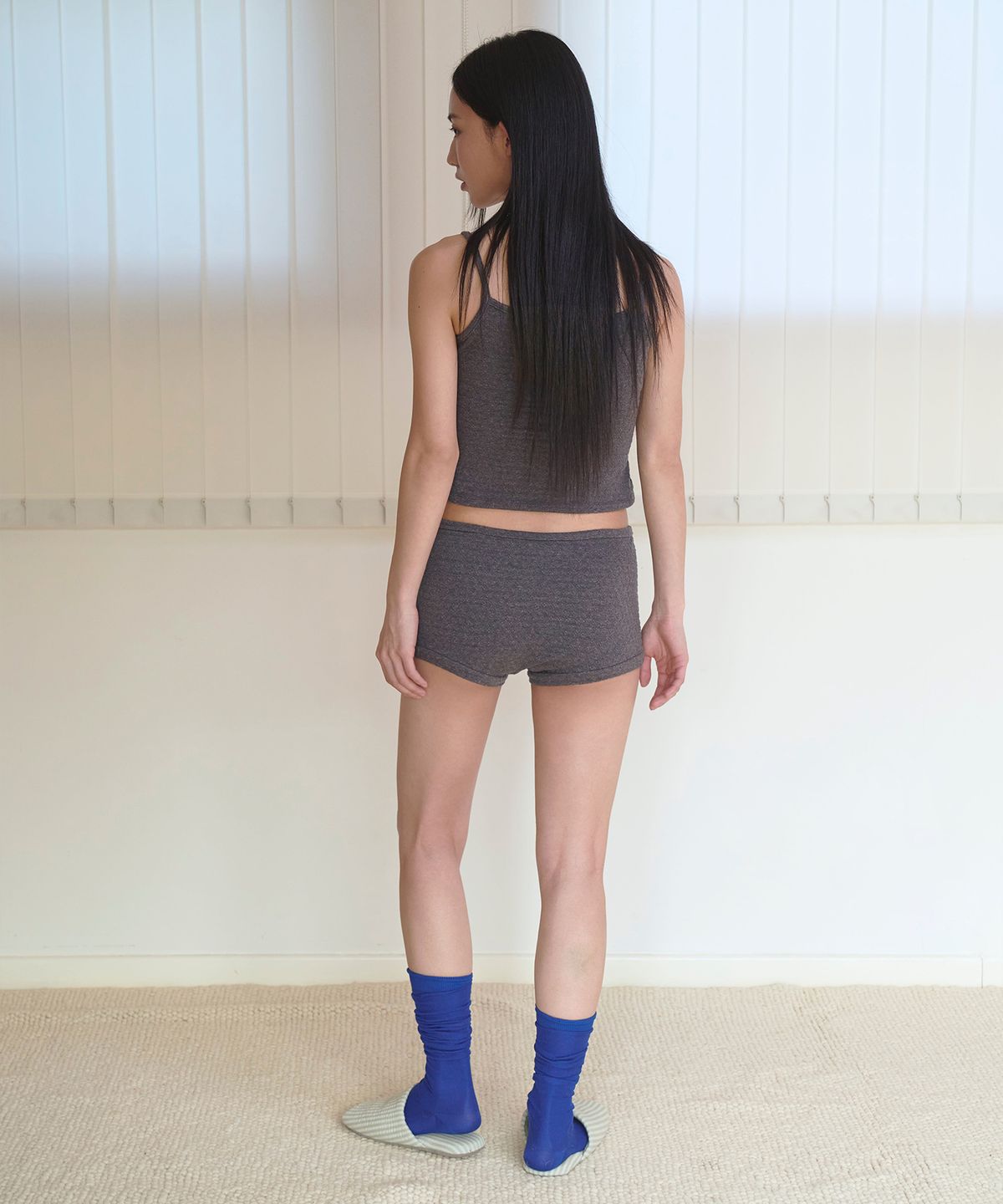 우알롱(WOOALONG) Light slim micro shorts -CHARCOAL