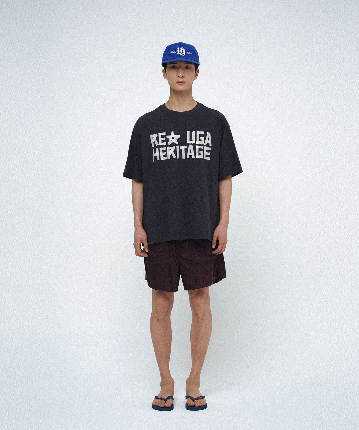 유니버스 가먼트(UNIVERSE GARMENT) 테이프 프린트 티셔츠_CHARCOAL