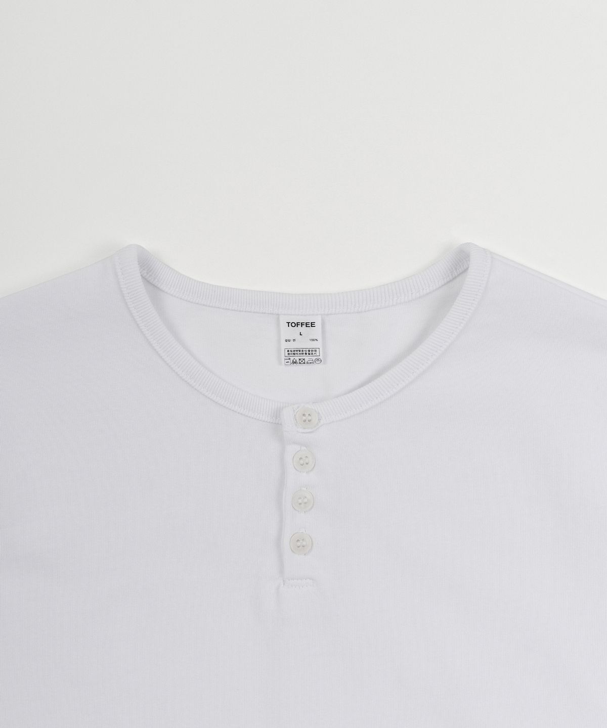 토피(TOFFEE) [S-XXL] 슬림 크롭 헨리넥 하프 티셔츠 (WHITE)