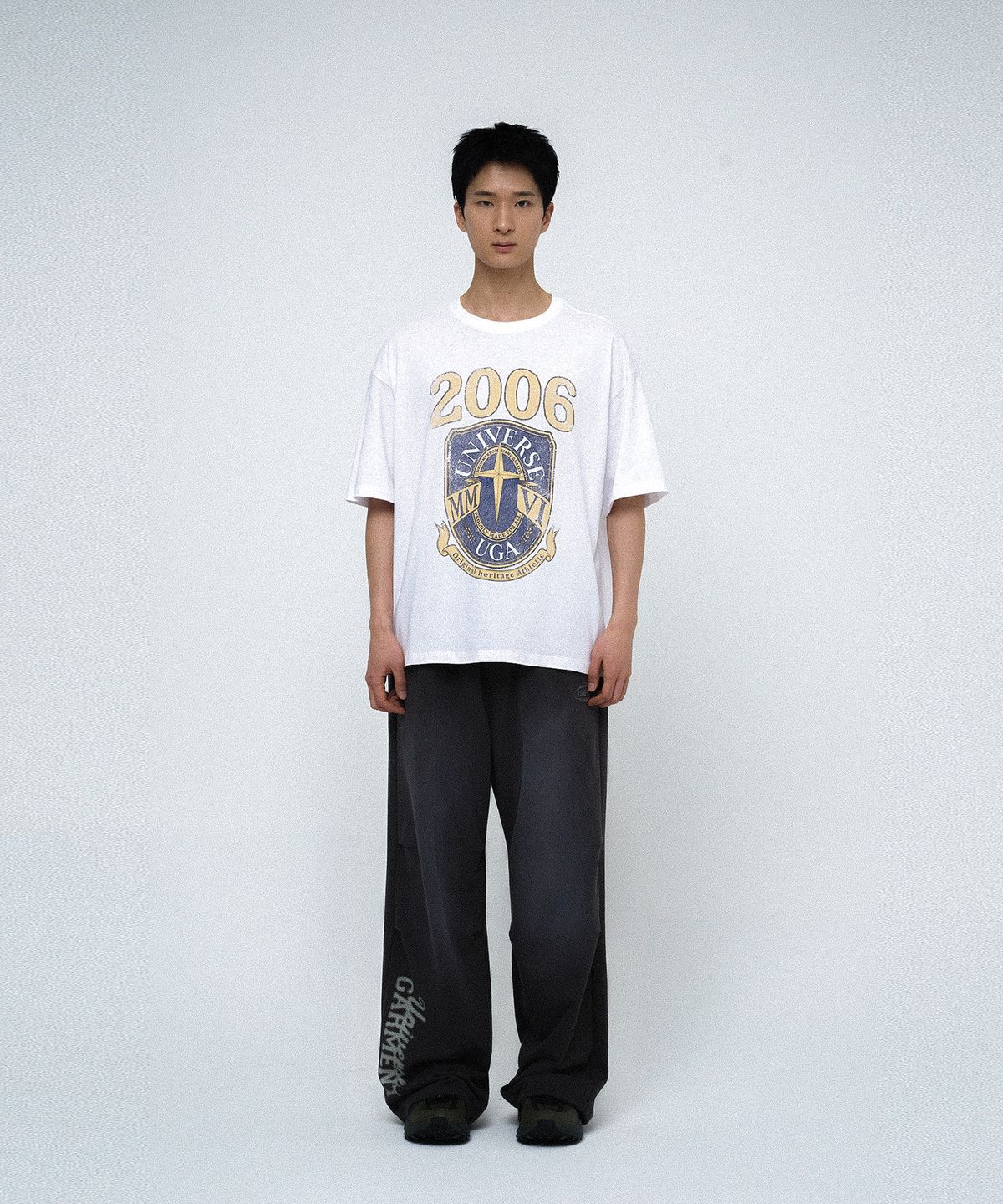 유니버스 가먼트(UNIVERSE GARMENT) HTG 엠블럼 티셔츠_WHITE