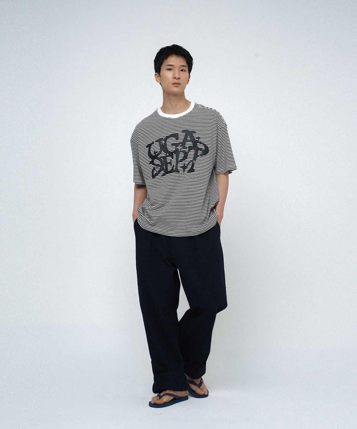유니버스 가먼트(UNIVERSE GARMENT) 스트라이프 그래피티 티셔츠_CHARCOAL