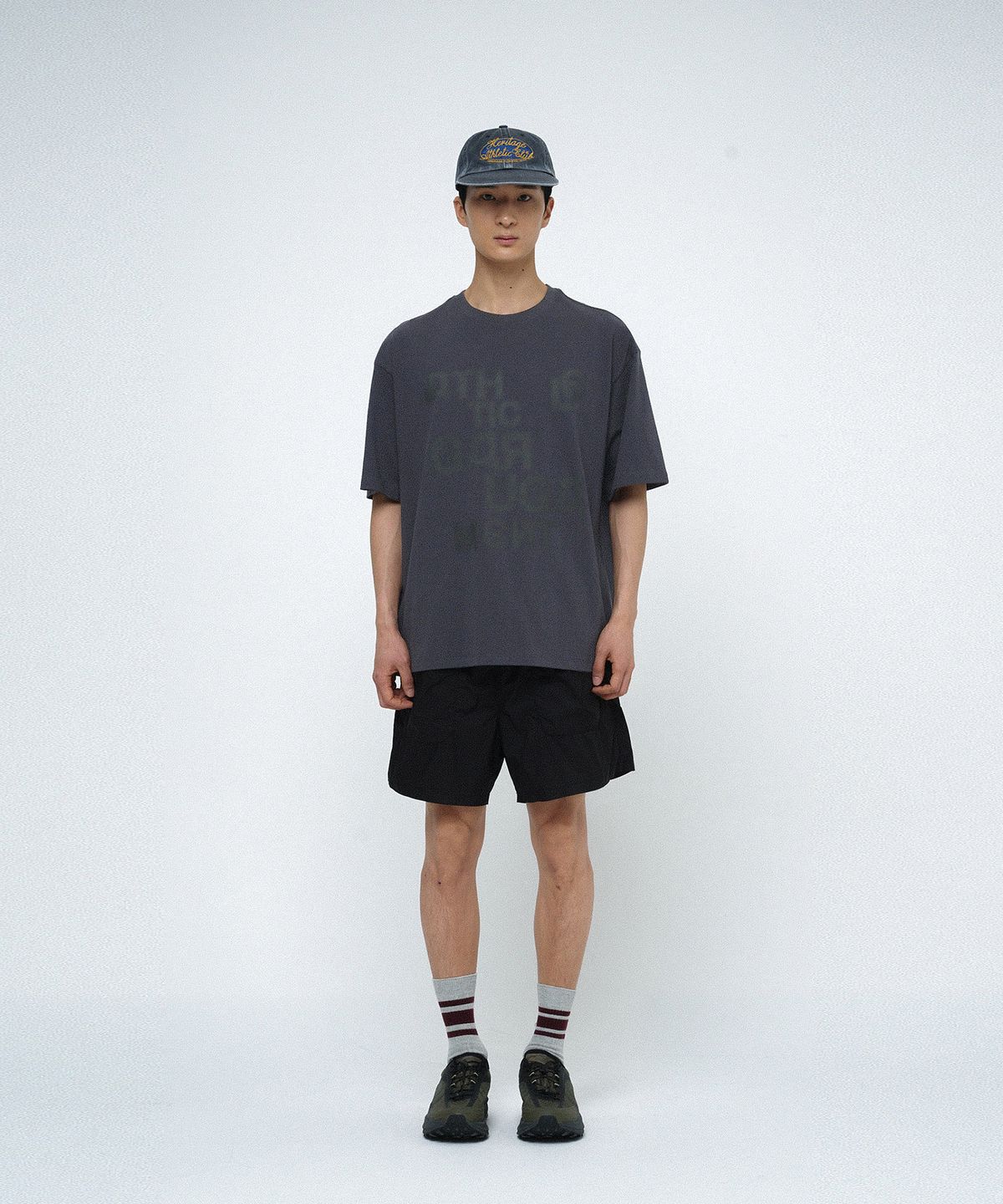 유니버스 가먼트(UNIVERSE GARMENT) 싸인 그래피티 티셔츠_CHARCOAL