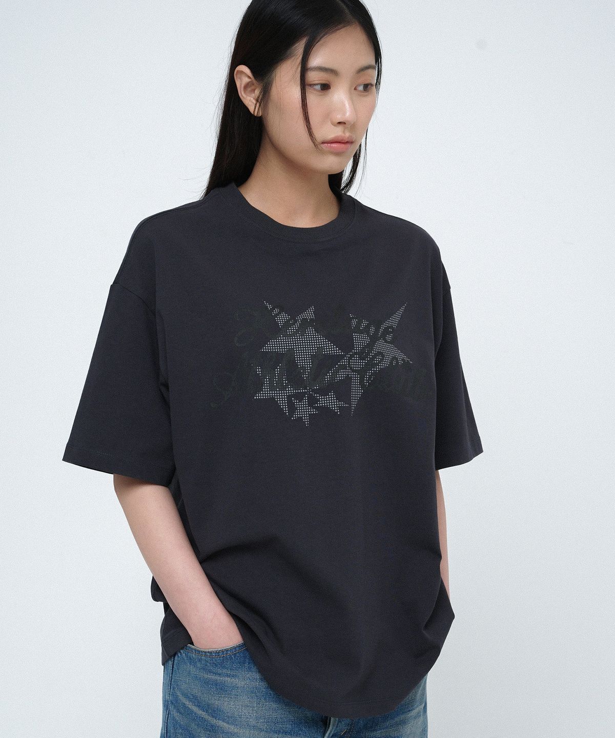 유니버스 가먼트(UNIVERSE GARMENT) HAC 프린트 티셔츠_CHARCOAL