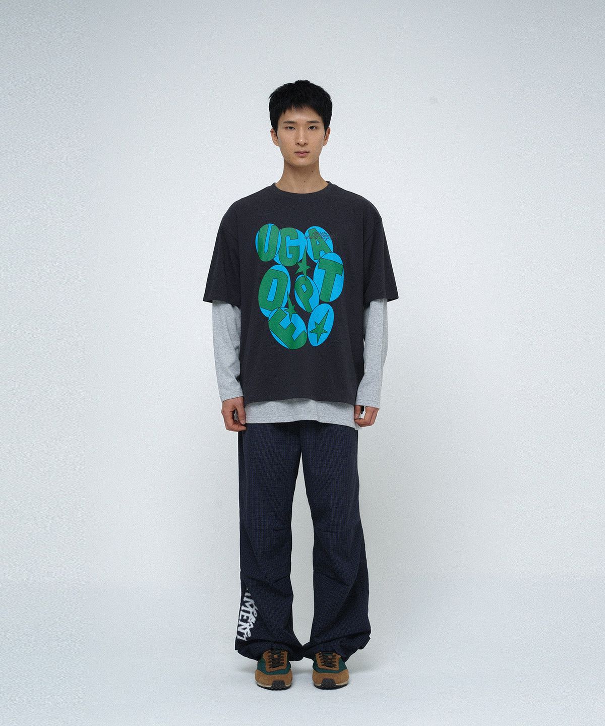 유니버스 가먼트(UNIVERSE GARMENT) 서클 텍스트 프린트 티셔츠_CHARCOAL