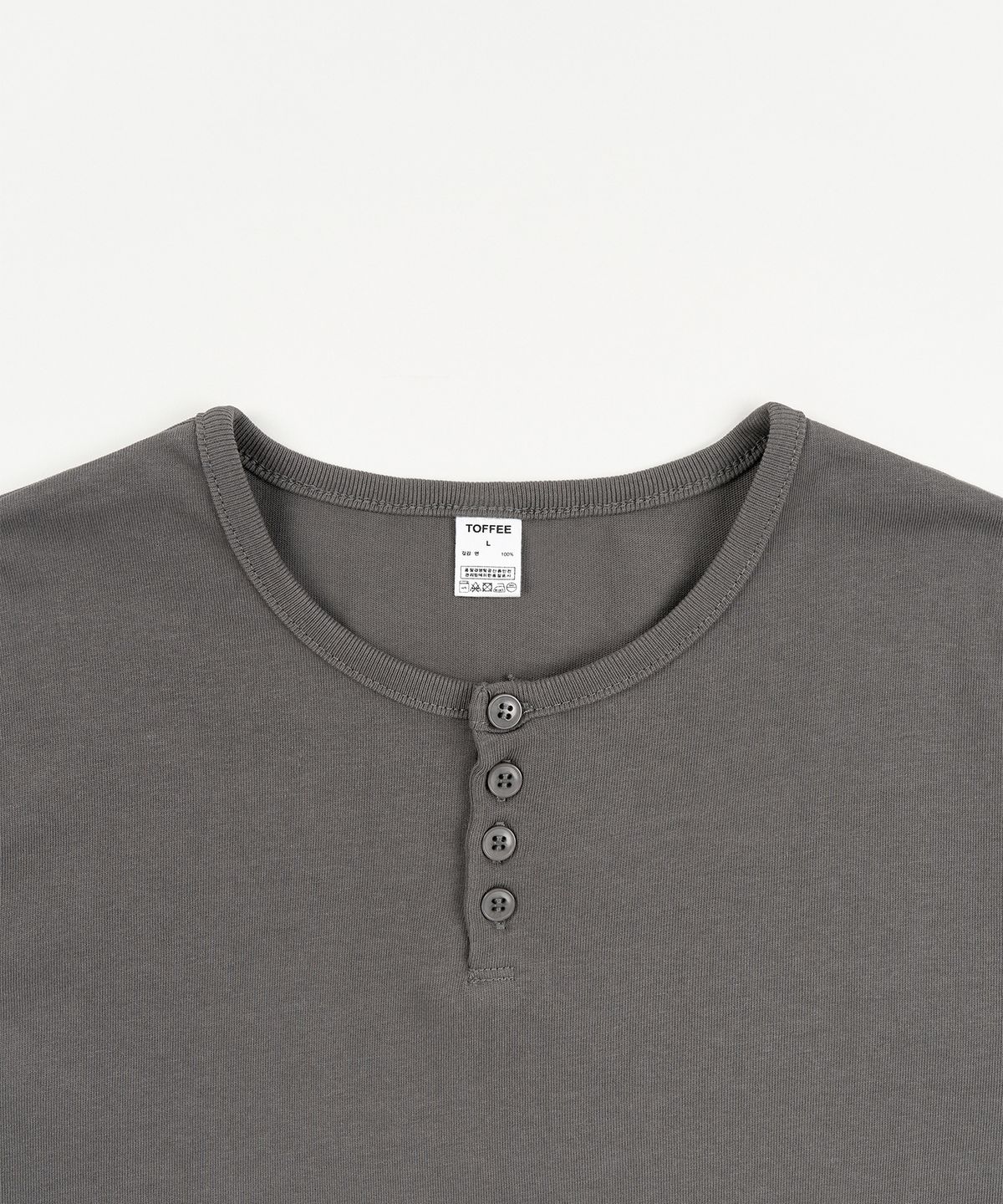 토피(TOFFEE) [S-XXL] 슬림 크롭 헨리넥 하프 티셔츠 (CHARCOAL)