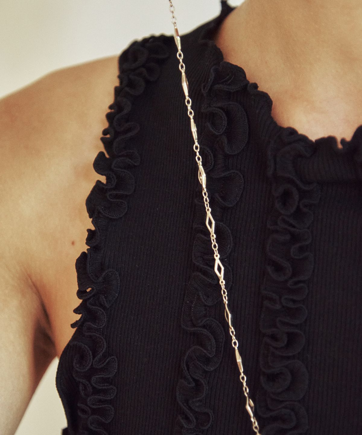 센토르(CENTAUR.KR) RIBBED FRILL SLEEVELESS TOP_BLACK
