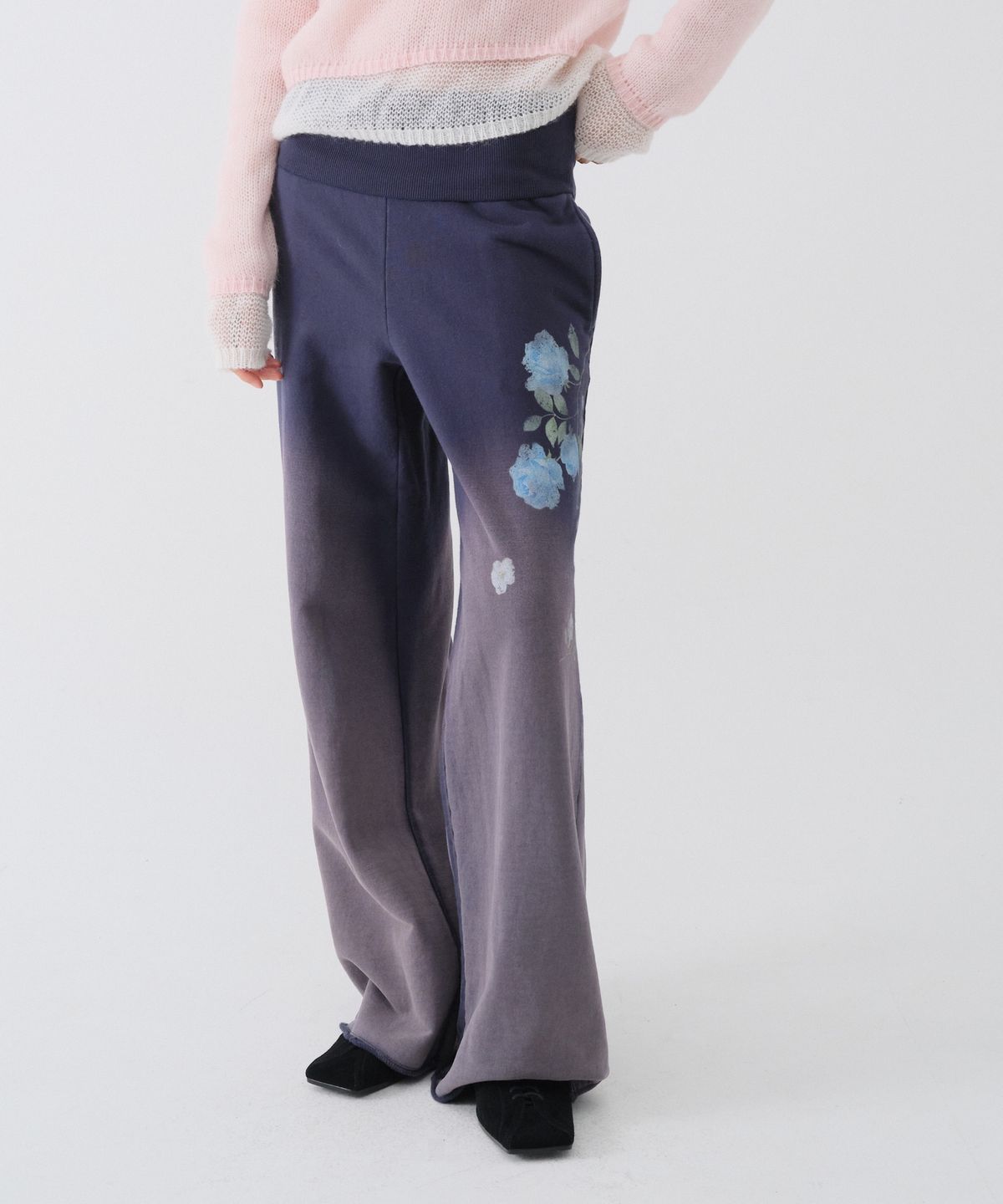 센토르(CENTAUR.KR) FLOWER TURN-UP WASHED SWEATPANTS_NAVY