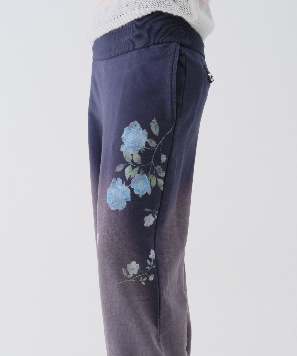 센토르(CENTAUR.KR) FLOWER TURN-UP WASHED SWEATPANTS_NAVY