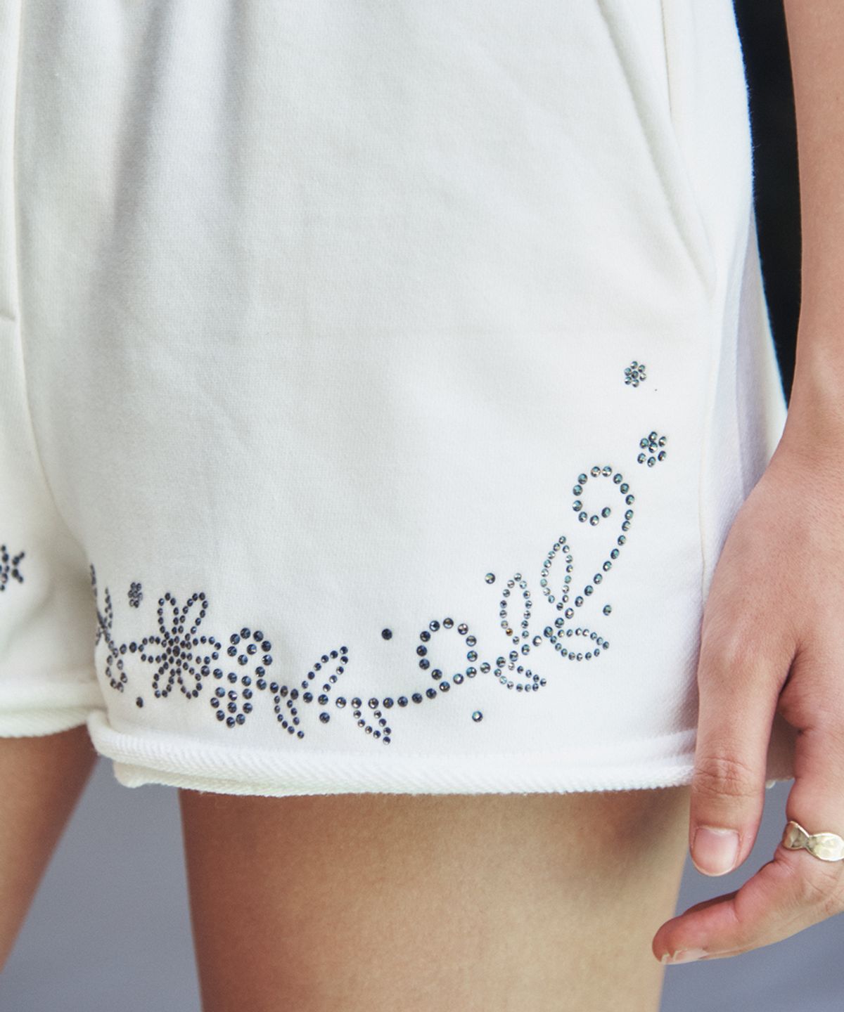 센토르(CENTAUR.KR) FLOWER NEEDLEWORK HOTFIX SHORTS_IVORY