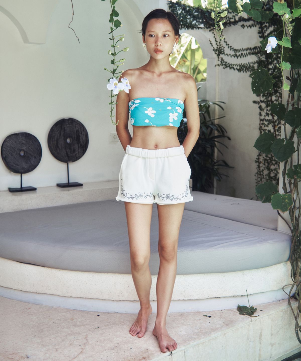 센토르(CENTAUR.KR) FLOWER NEEDLEWORK HOTFIX SHORTS_IVORY