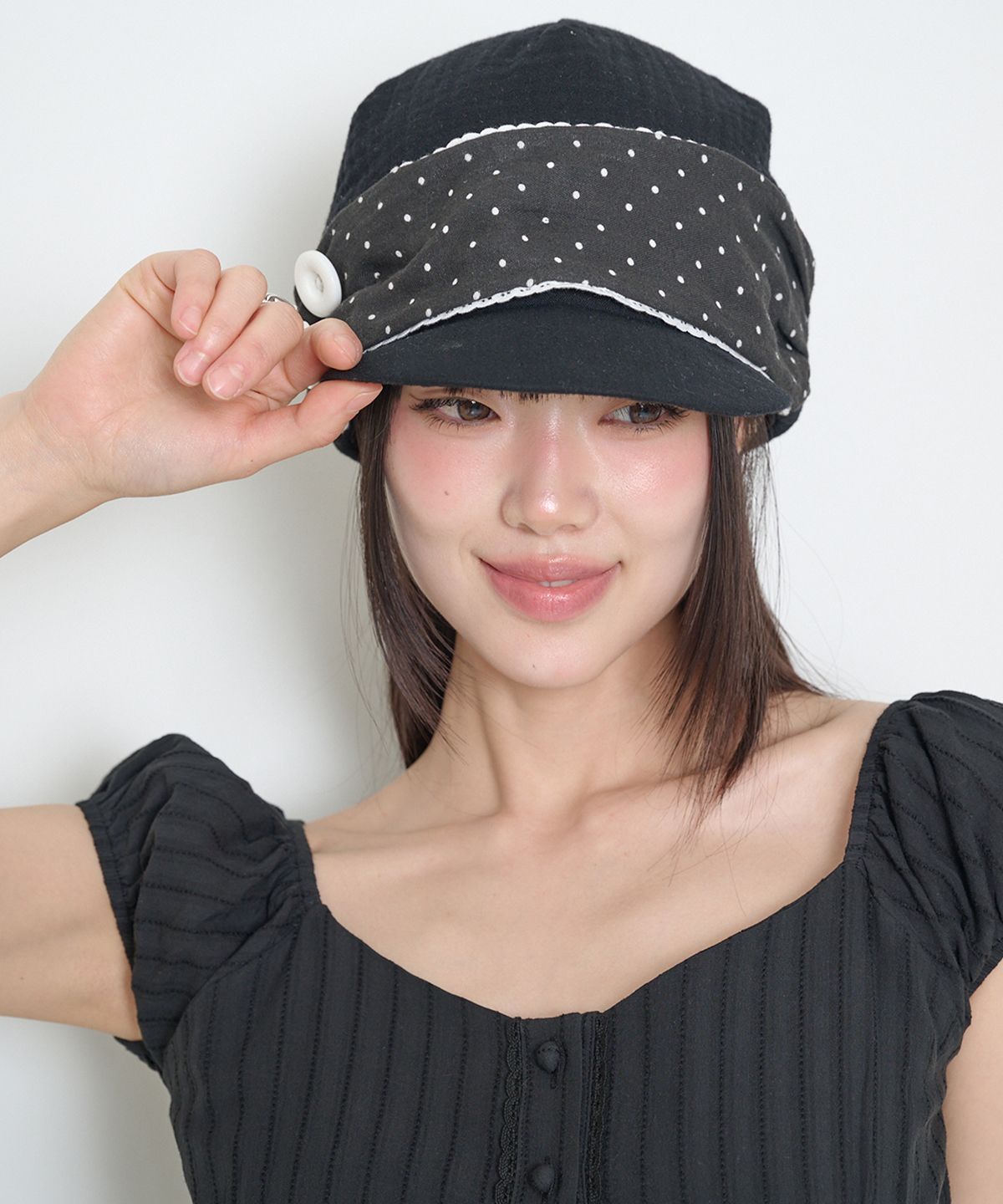 일리고(ILLIGO) 도트 버튼 뉴스보이 캡 블랙