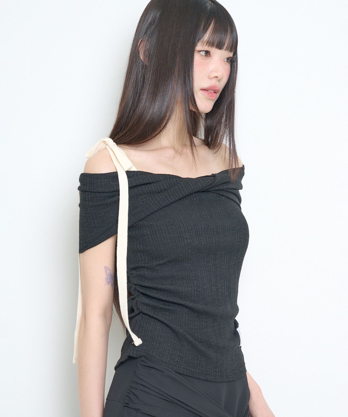일리고(ILLIGO) 플로우 오프숄더 탑 블랙