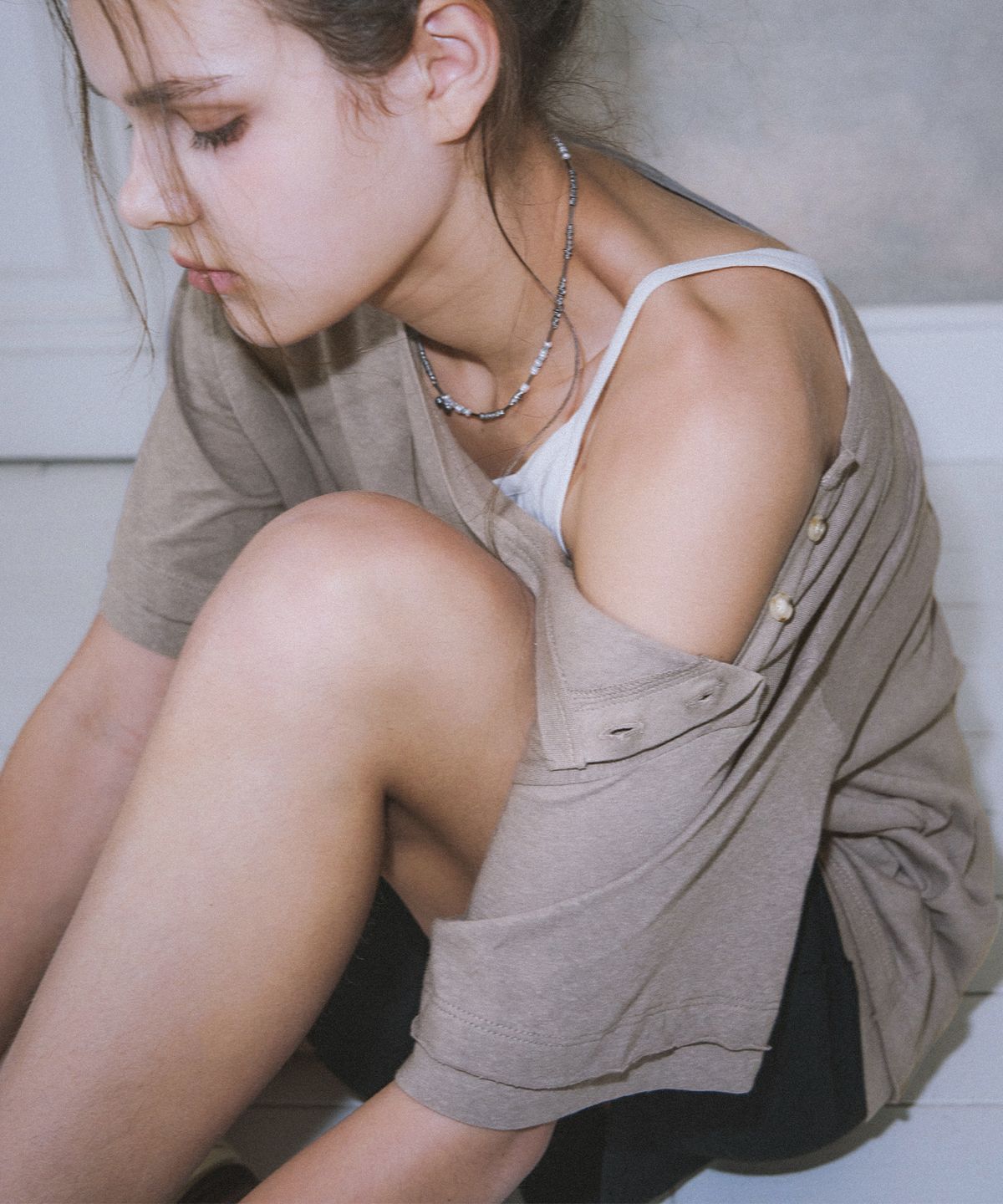 키야모(KEYAMO) 릴렉스드 코튼 원 숄더 티_Ash Brown