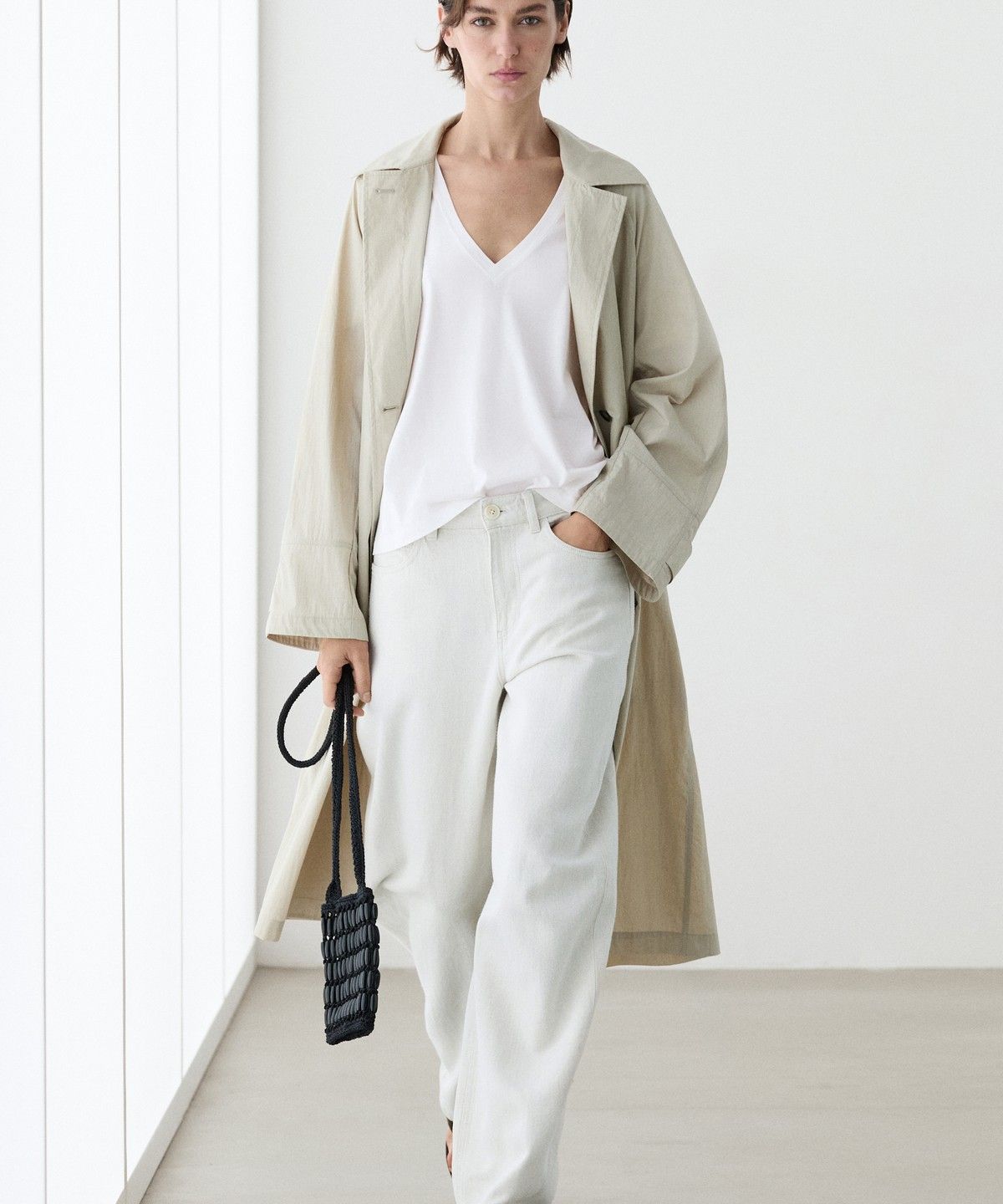 마시모두띠(MASSIMO DUTTI) 크롭핏 플루이드 브이넥 티셔츠