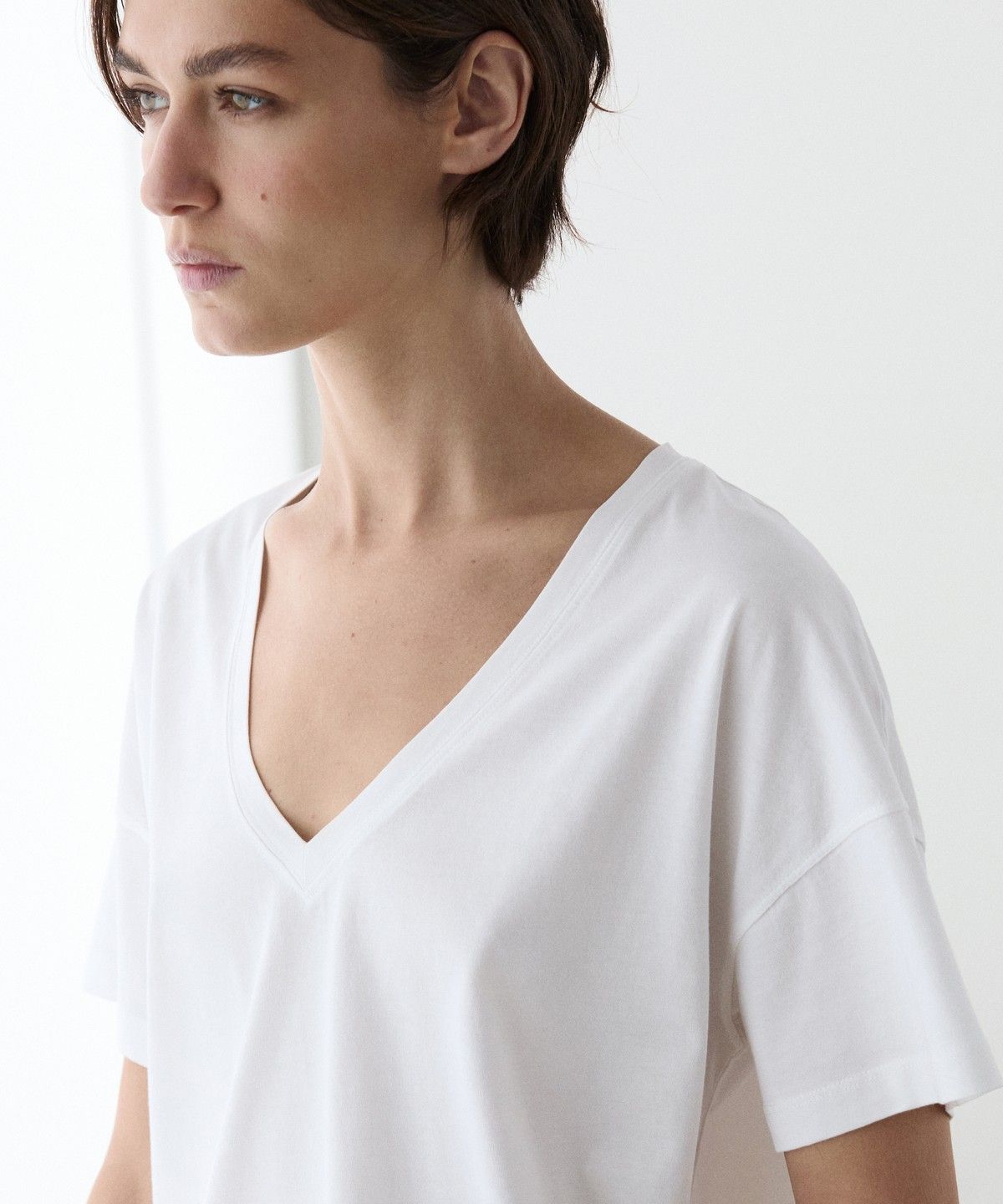 마시모두띠(MASSIMO DUTTI) 크롭핏 플루이드 브이넥 티셔츠