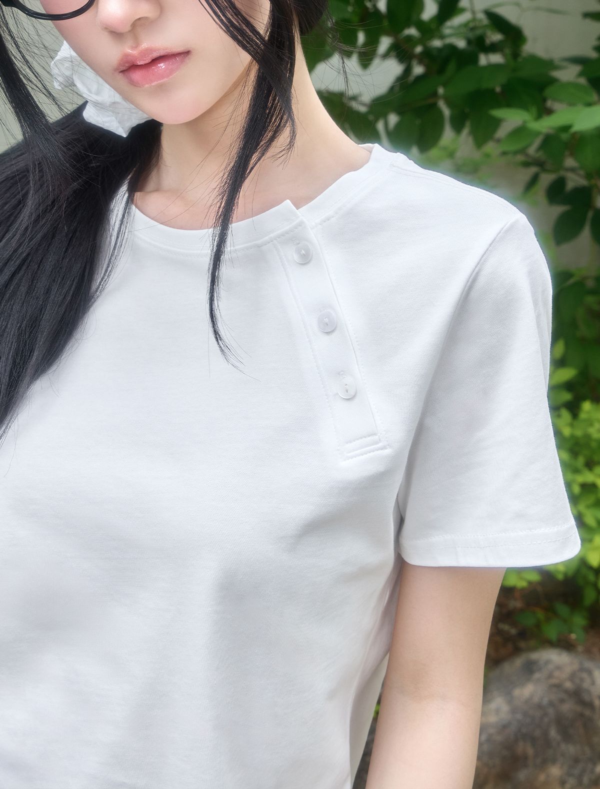 루프(LOOXP) 도트 엔젤 사선 버튼 반팔 티셔츠 아이보리 솔리드