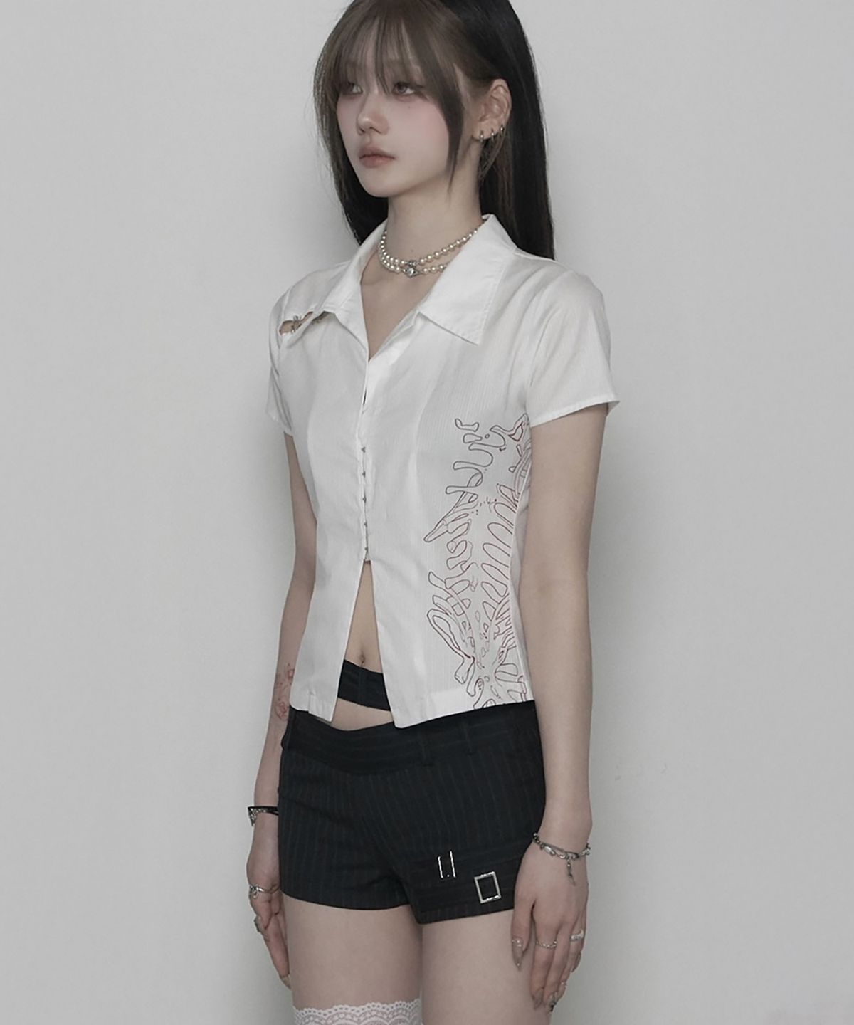 쇠아(SØAR) Born Hook-slit Short Shirt (WHITE)