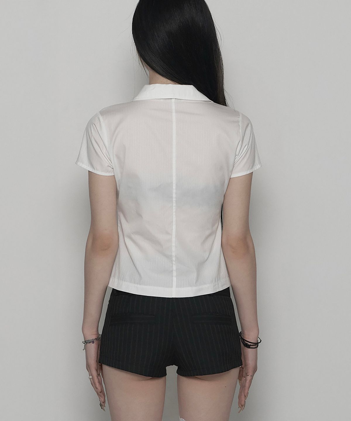 쇠아(SØAR) Born Hook-slit Short Shirt (WHITE)