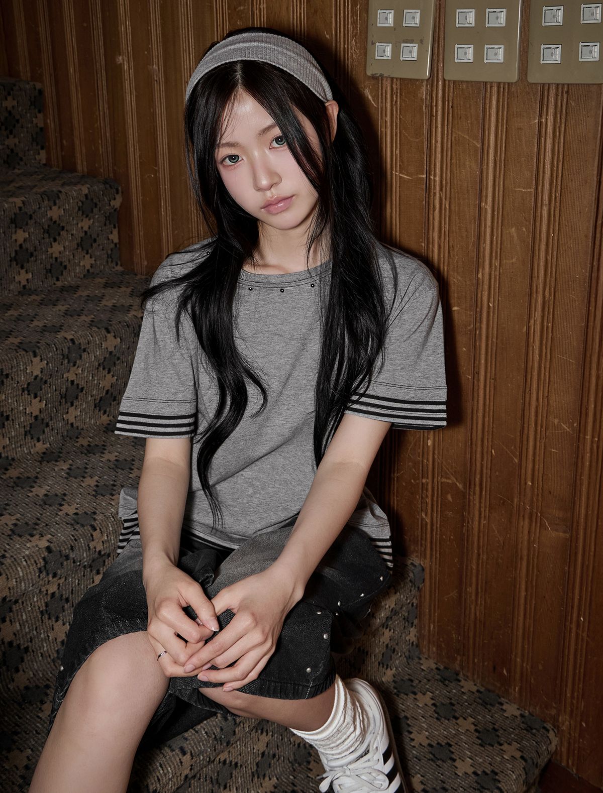 루프(LOOXP) 리벳 스트라이프 레이어드 일체형 반팔티 딥그레이