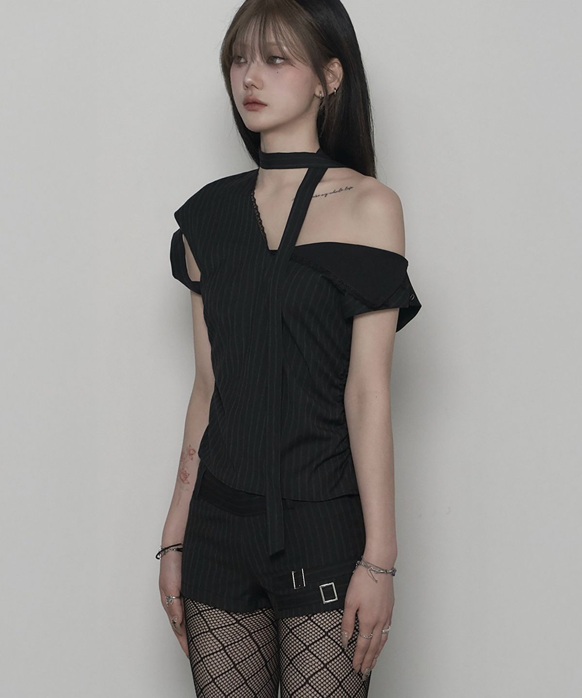 쇠아(SØAR) Stripe Slit Race Blouse (BLACK)