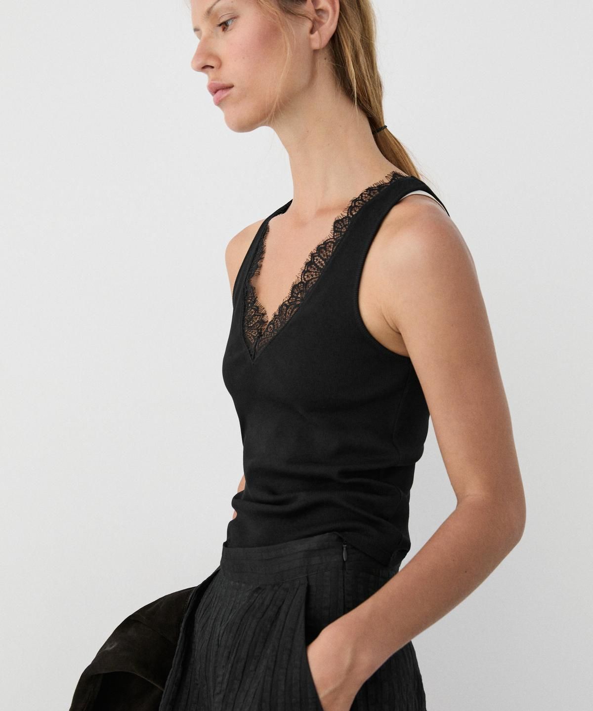 마시모두띠(MASSIMO DUTTI) 레이스 디테일 브이넥 탑