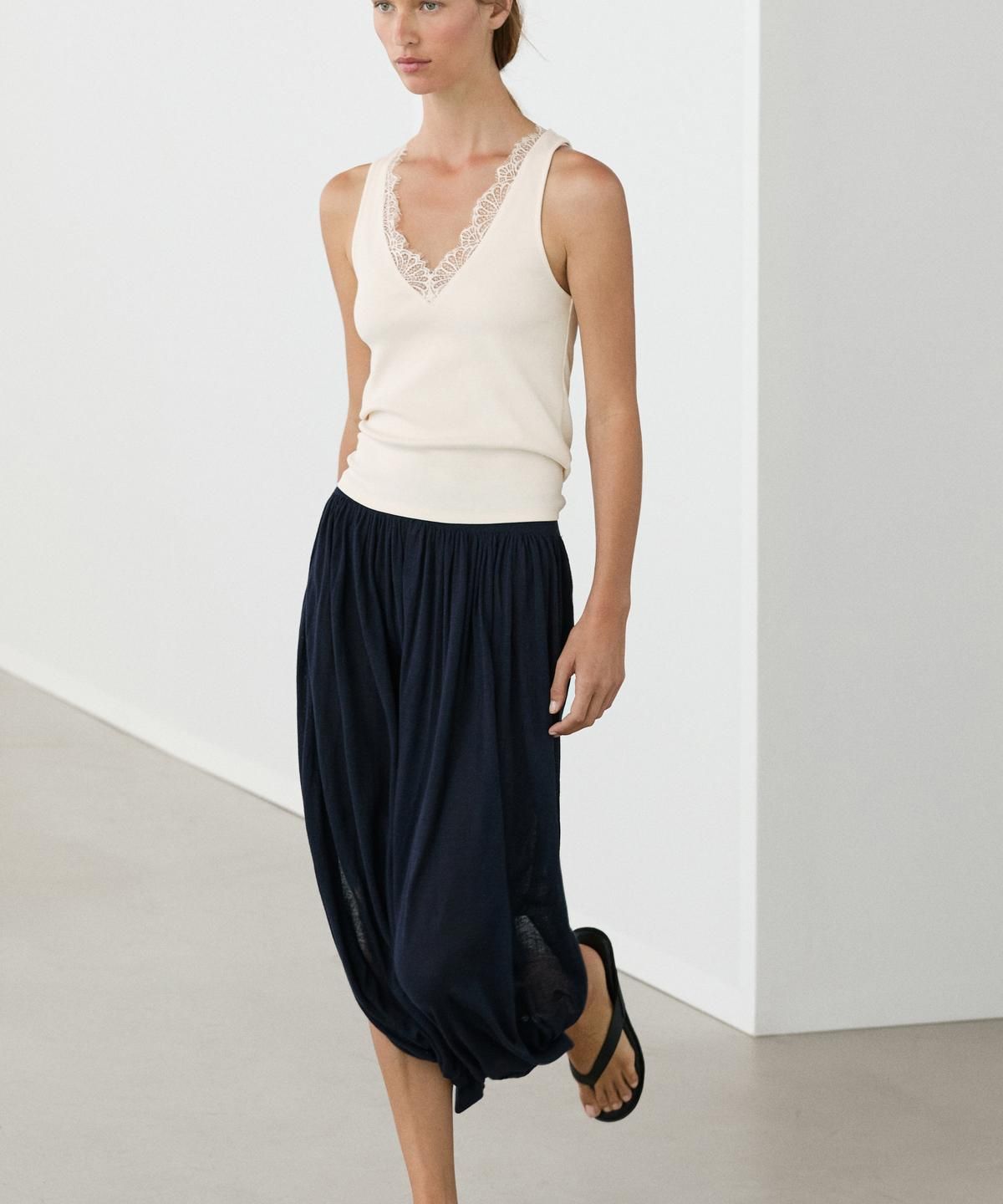 마시모두띠(MASSIMO DUTTI) 레이스 디테일 브이넥 탑