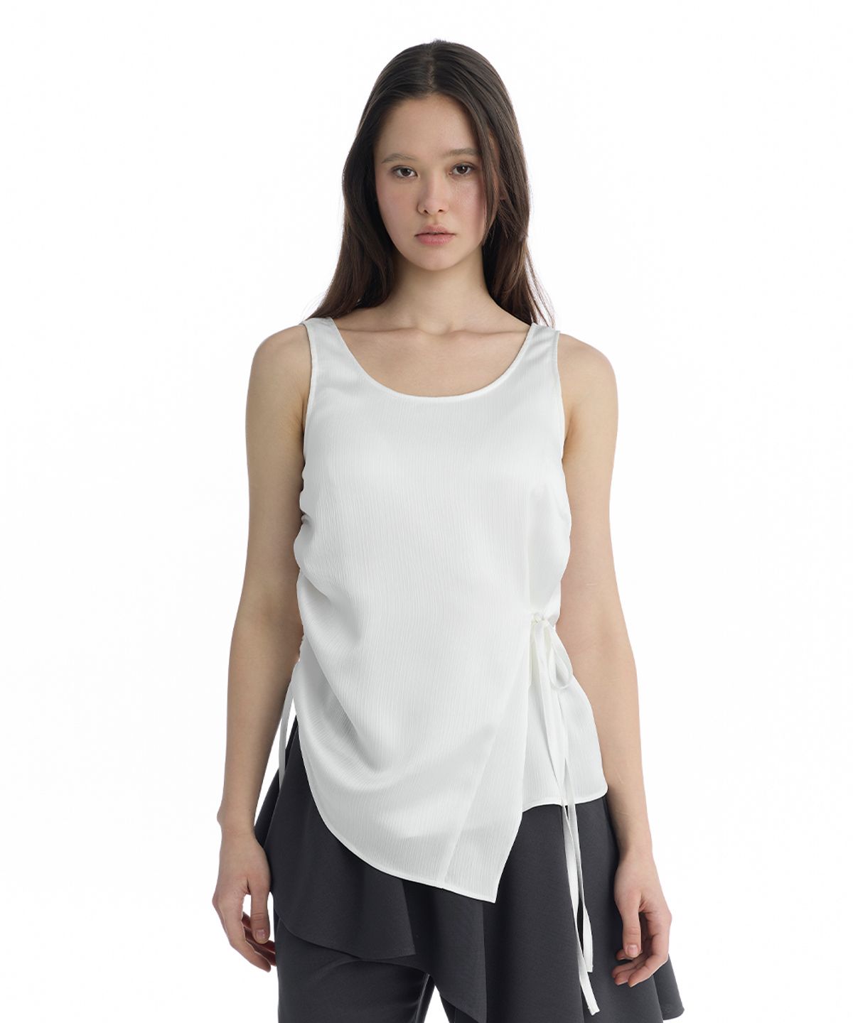 트리밍버드(TREEMINGBIRD) Satin Side-Drawstring Sleeveless Top [ White ]