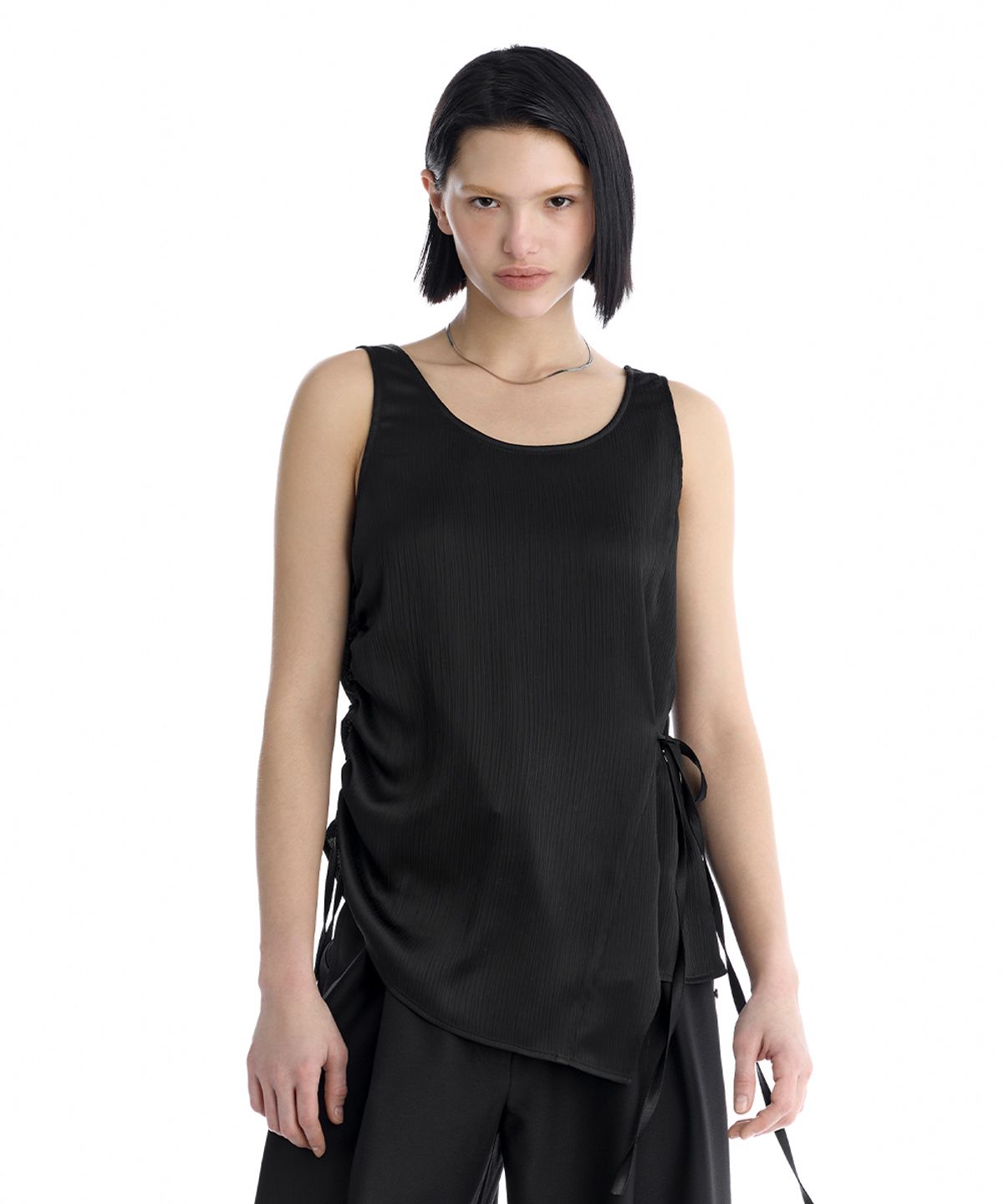 트리밍버드(TREEMINGBIRD) Satin Side-Drawstring Sleeveless Top [ Black ]