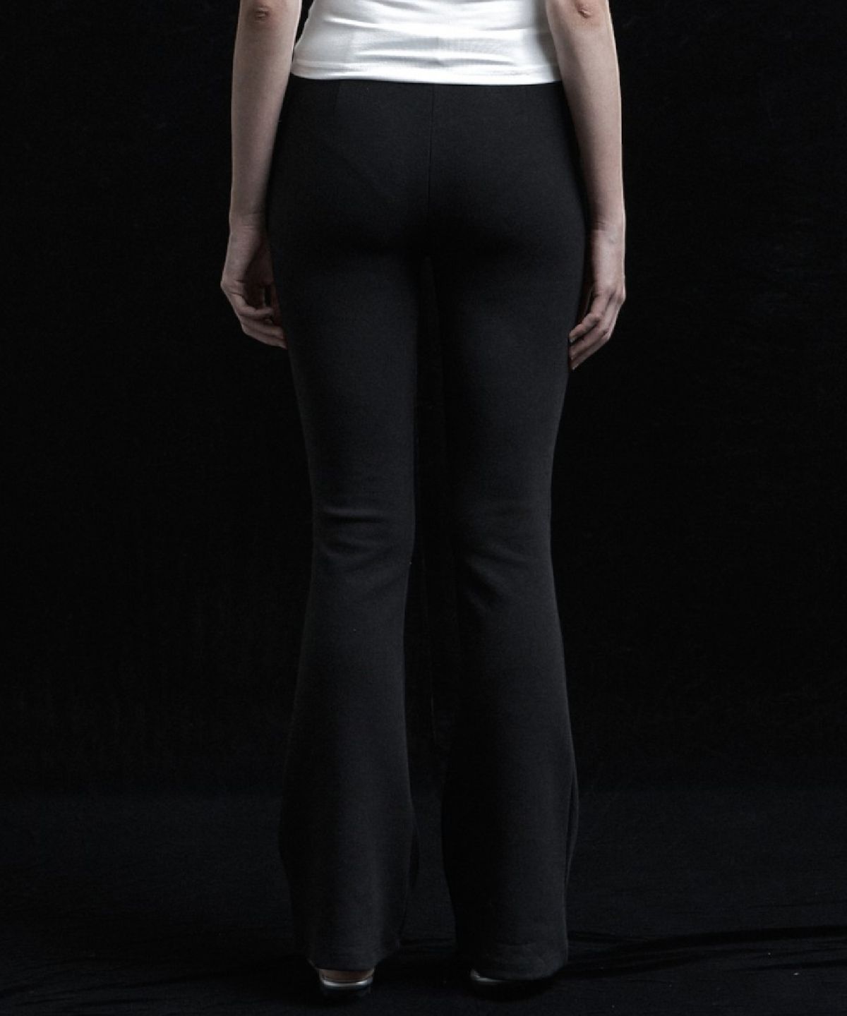 시너진(SYNERJYN) PLAIN BASIC BOOTCUT PANTS BLACK
