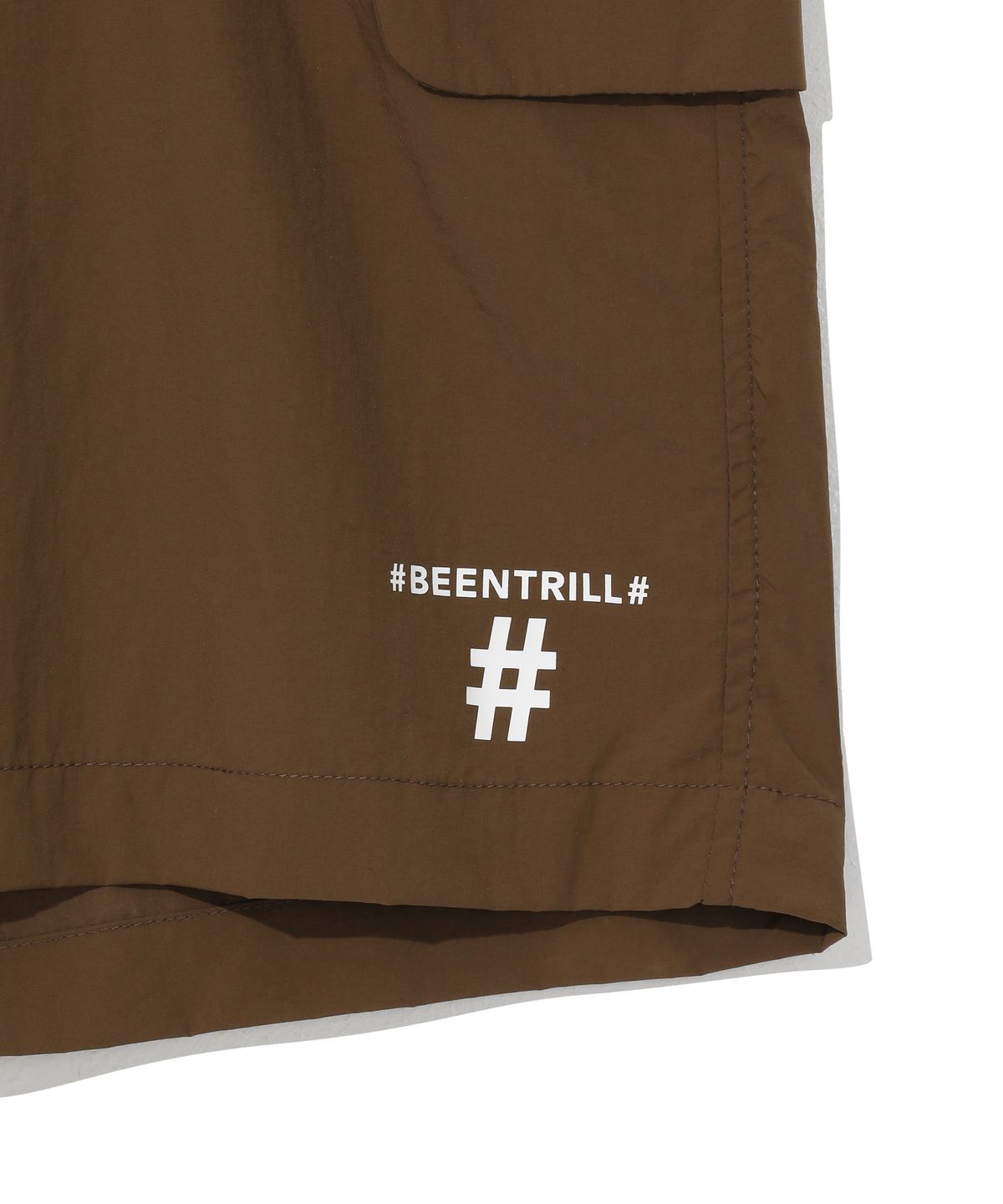 빈트릴(BEENTRILL) 에센셜 우먼스 스몰 로고 우븐 카고 쇼츠(브라운)