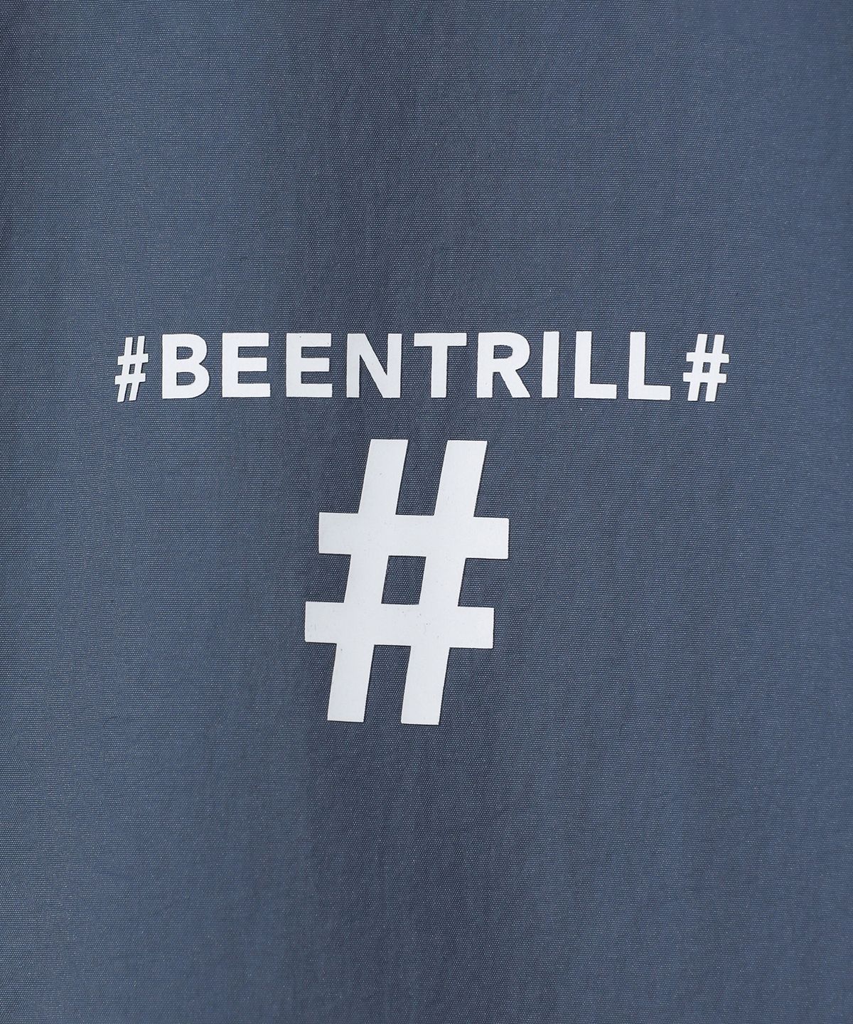 빈트릴(BEENTRILL) 에센셜 스몰 로고 하프집업 후드 반팔 아노락(블루그레이)