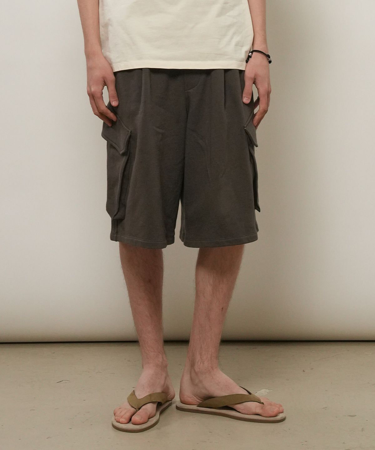 제너럴아이디어(GENERALIDEA) MAN 카고 스웻 하프 팬츠 [CHACOAL] / GF2MHP020