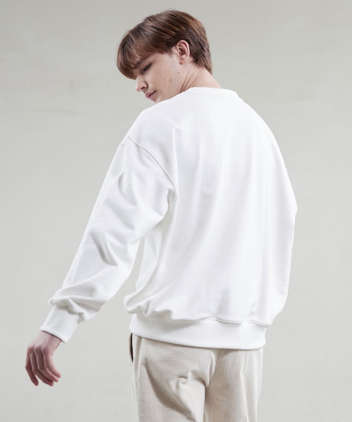유지옷(YUJEEOT) 호접란 자수로고 스웻셔츠 (2 colors)